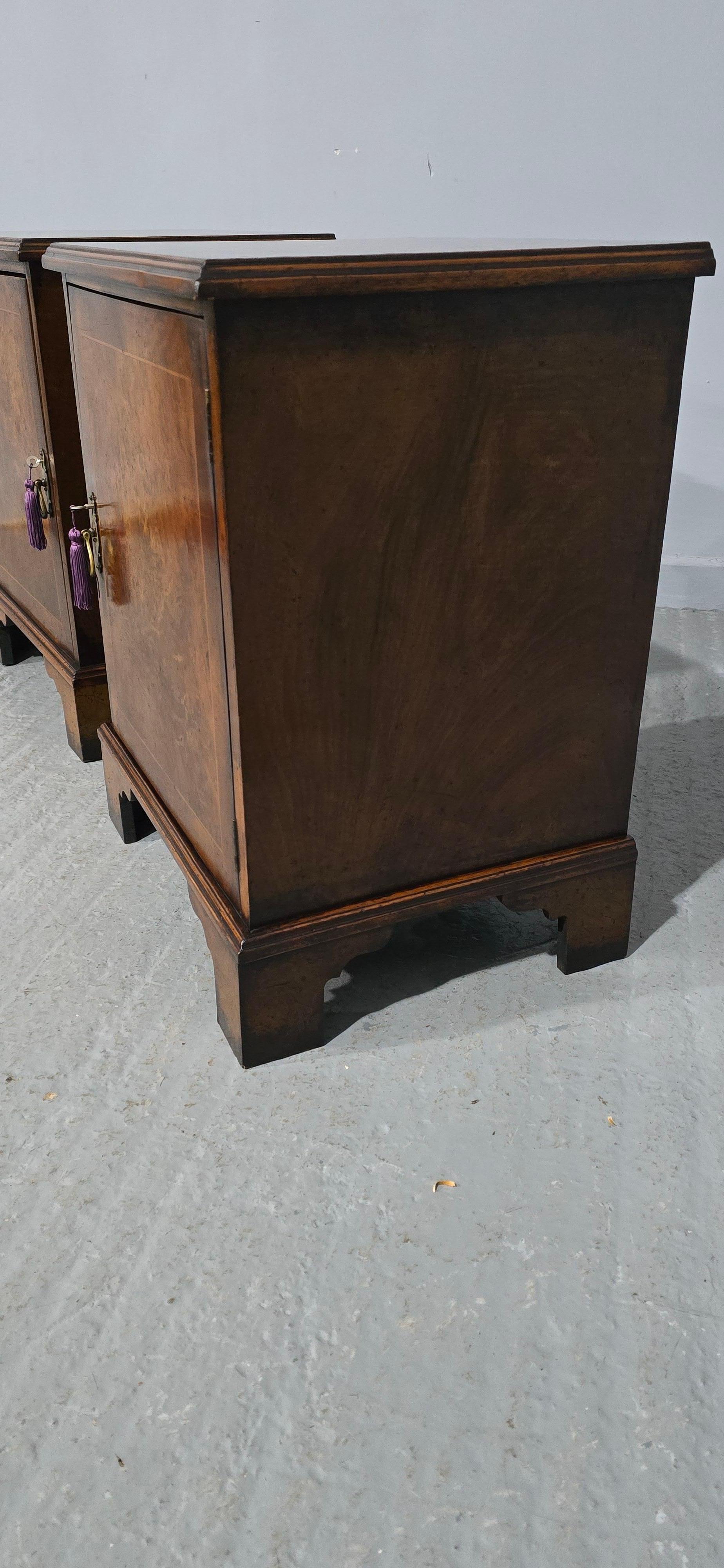 Excellent Quality Pair Burr Walnut Bedside Cabinets im Zustand „Gut“ im Angebot in Swadlincote, GB
