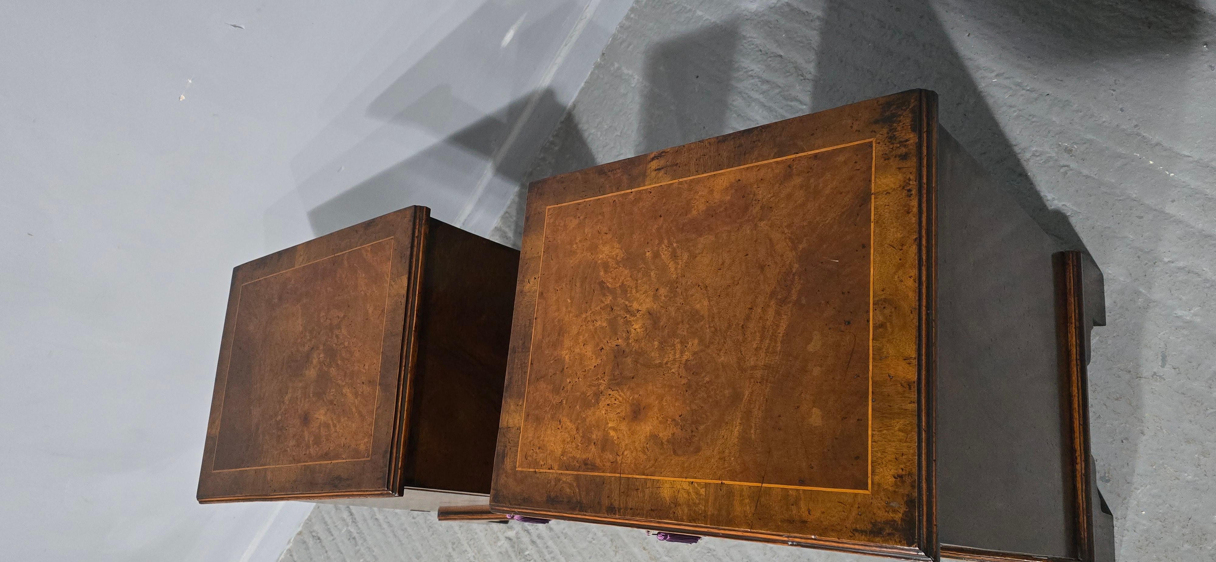 Excellent Quality Pair Burr Walnut Bedside Cabinets (20. Jahrhundert) im Angebot