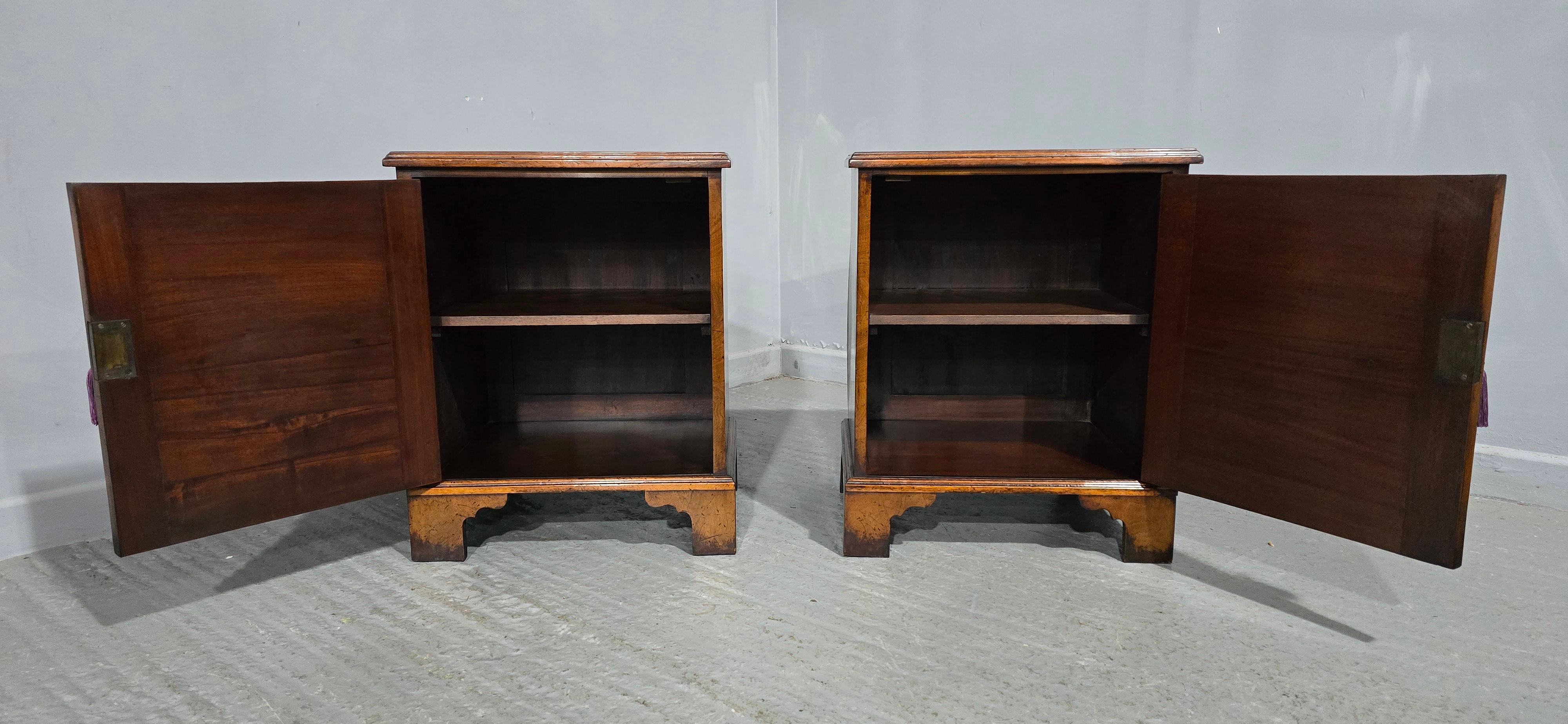 Excellent Quality Pair Burr Walnut Bedside Cabinets (Wurzelholz) im Angebot