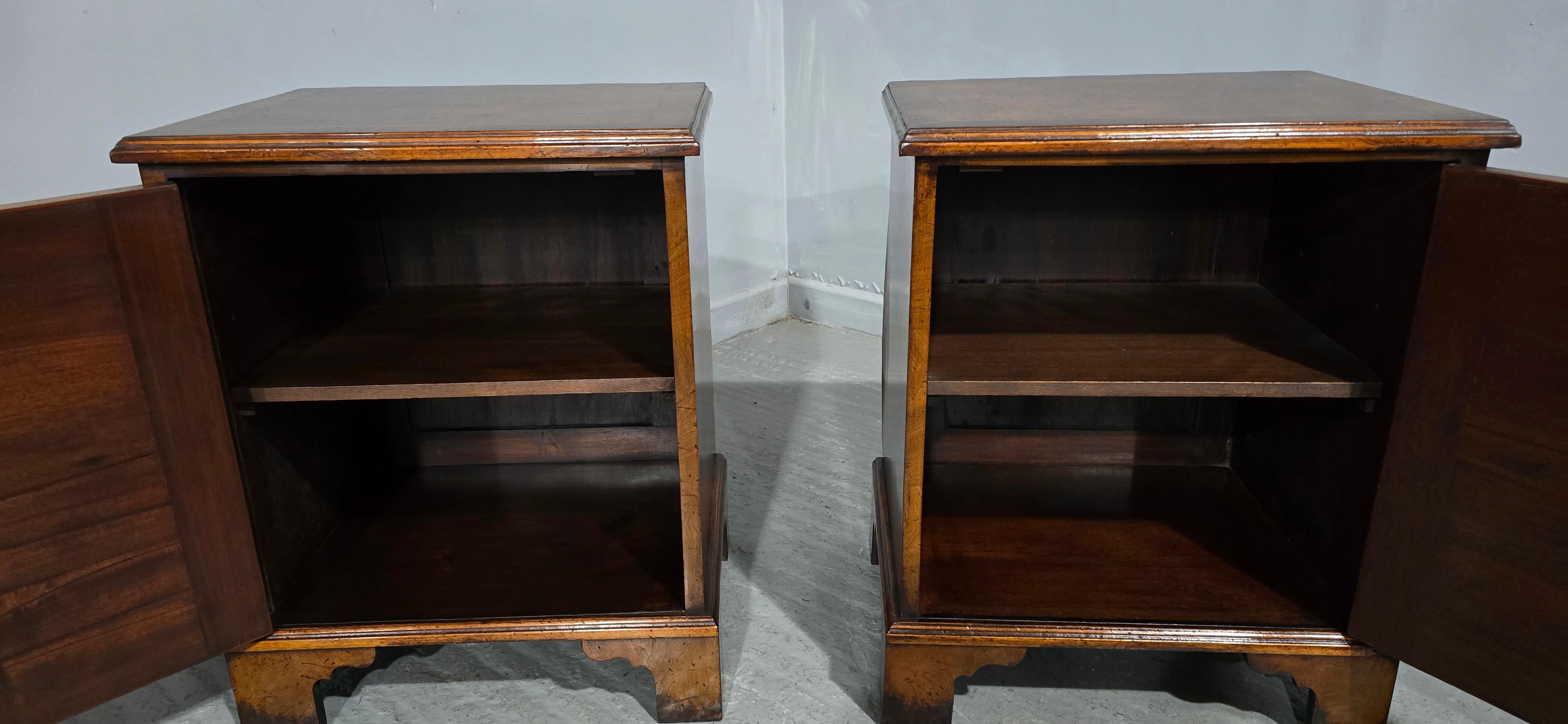 Excellent Quality Pair Burr Walnut Bedside Cabinets im Angebot 1