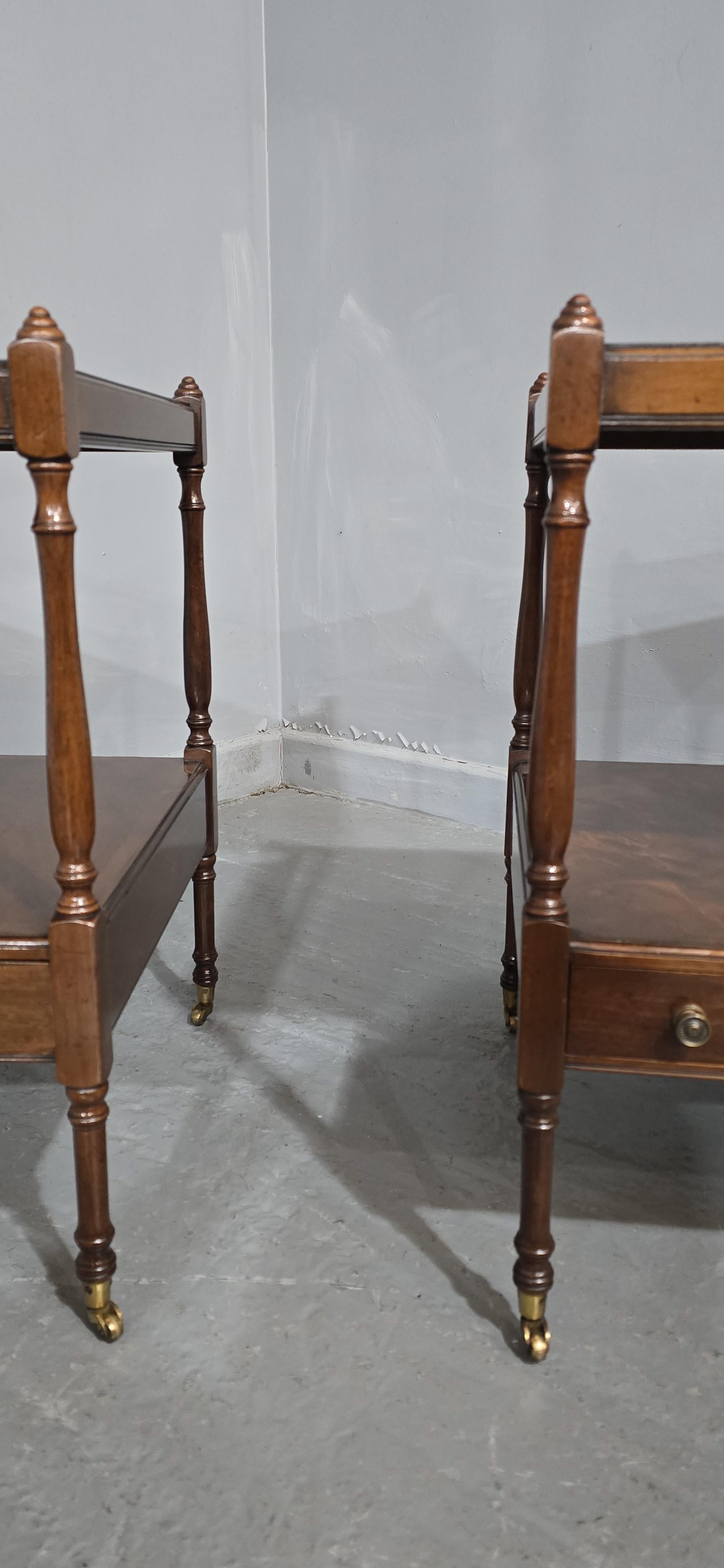 XX secolo Eccellente  Coppia di tavoli da lampada in mogano di qualità in vendita