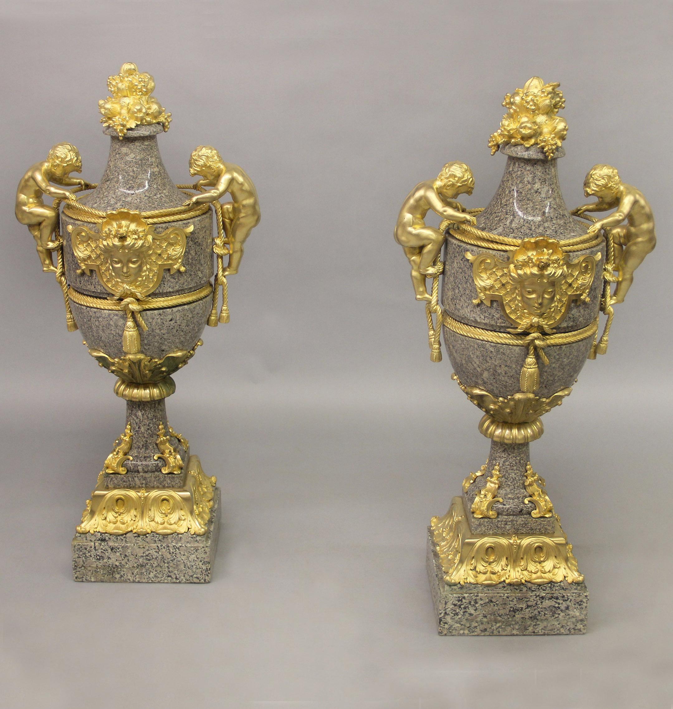 Coppia di grandi vasi in granito montati su bronzo dorato della fine del XIX secolo, di qualità eccellente

Ogni vaso è circondato da corde e nappe in bronzo con grandi manici in putto rampicante, al centro una bella maschera femminile, la parte
