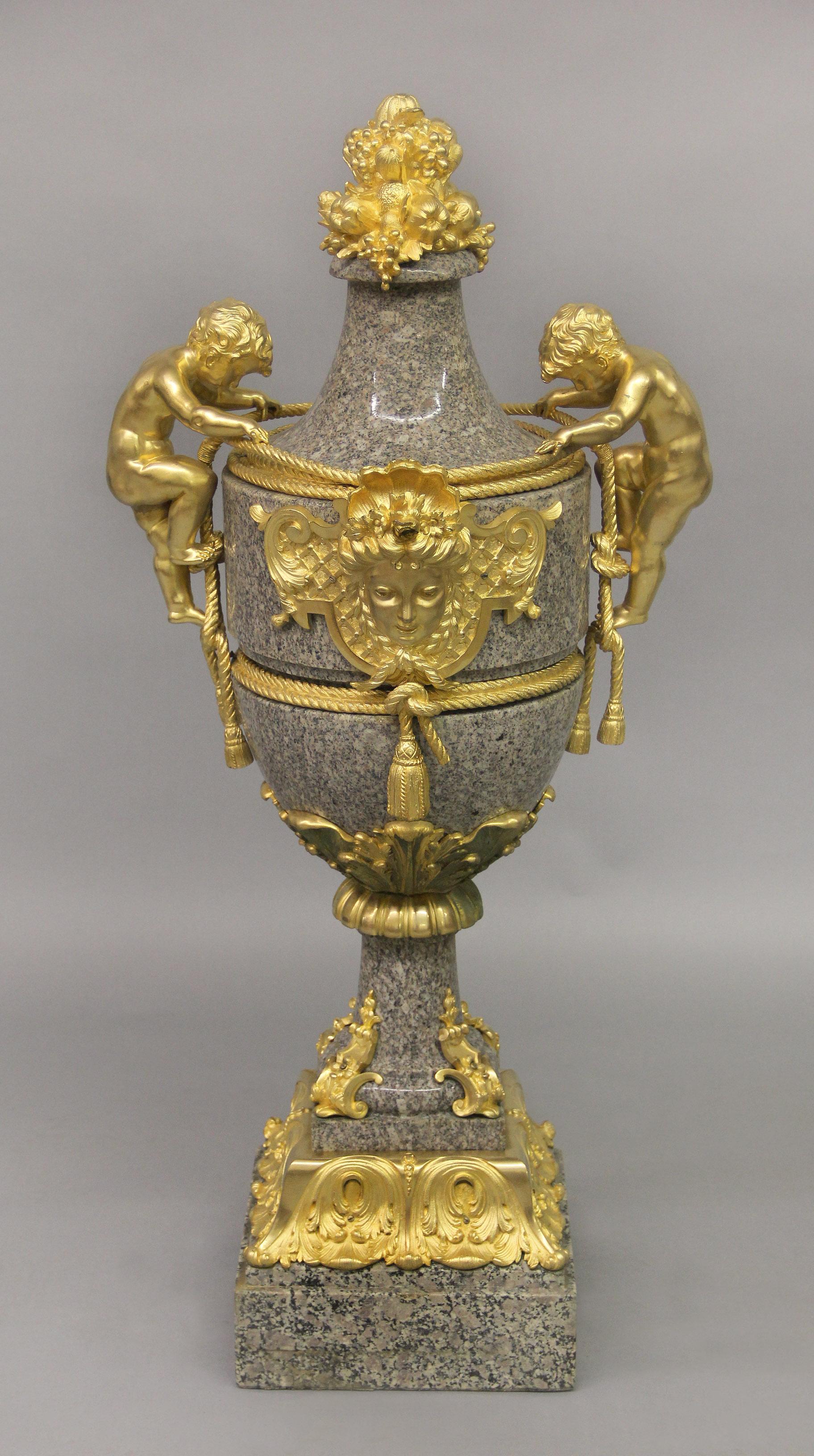Paar große Vasen aus vergoldeter Bronze in ausgezeichneter Qualität aus dem 19. Jahrhundert mit Granitbeschlägen (Belle Époque) im Angebot