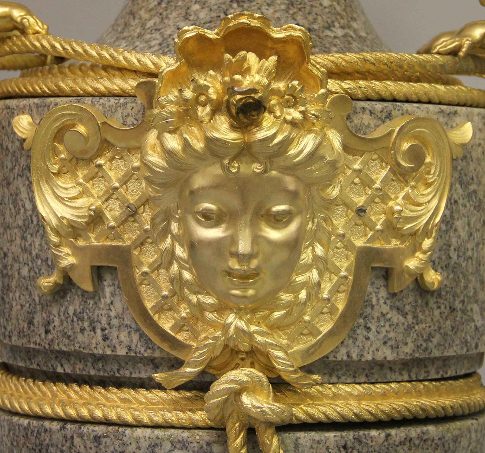 Paar große Vasen aus vergoldeter Bronze in ausgezeichneter Qualität aus dem 19. Jahrhundert mit Granitbeschlägen (Französisch) im Angebot