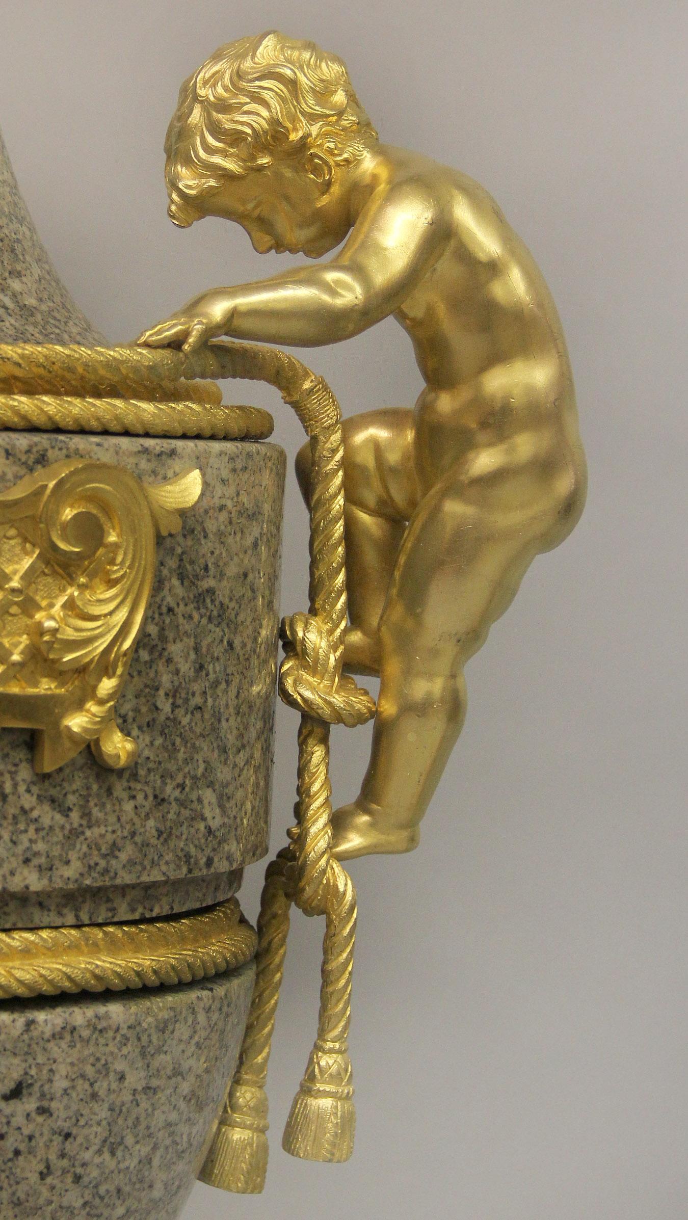 Paar große Vasen aus vergoldeter Bronze in ausgezeichneter Qualität aus dem 19. Jahrhundert mit Granitbeschlägen (Vergoldet) im Angebot
