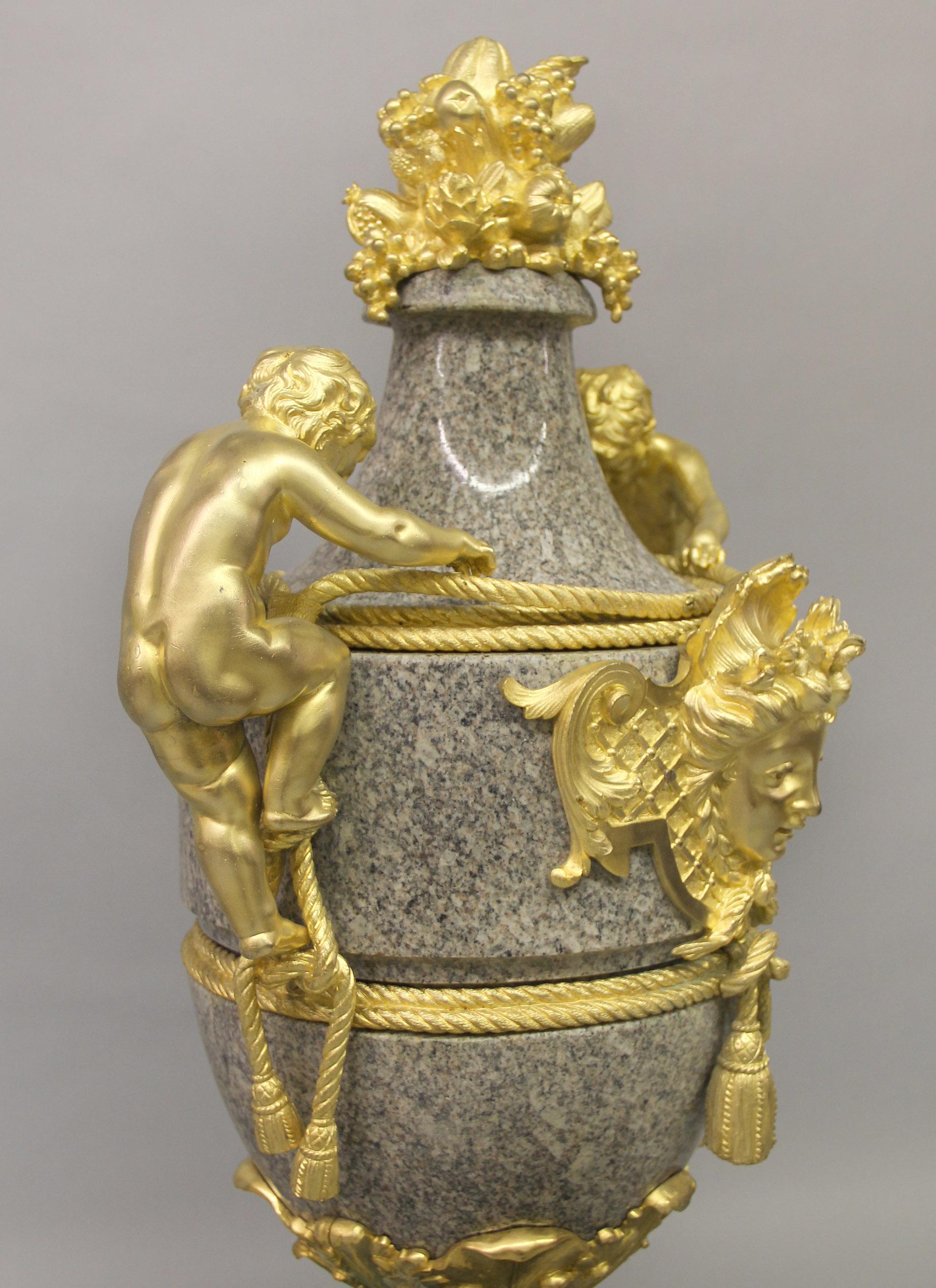 Paar große Vasen aus vergoldeter Bronze in ausgezeichneter Qualität aus dem 19. Jahrhundert mit Granitbeschlägen im Zustand „Gut“ im Angebot in New York, NY