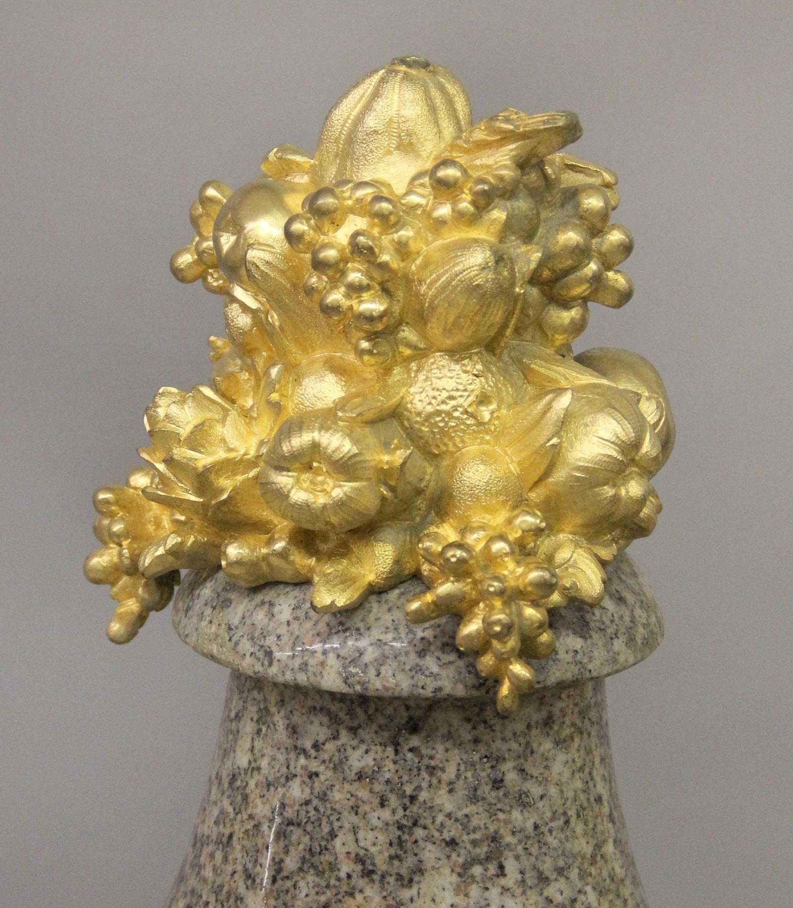 Paar große Vasen aus vergoldeter Bronze in ausgezeichneter Qualität aus dem 19. Jahrhundert mit Granitbeschlägen im Angebot 1