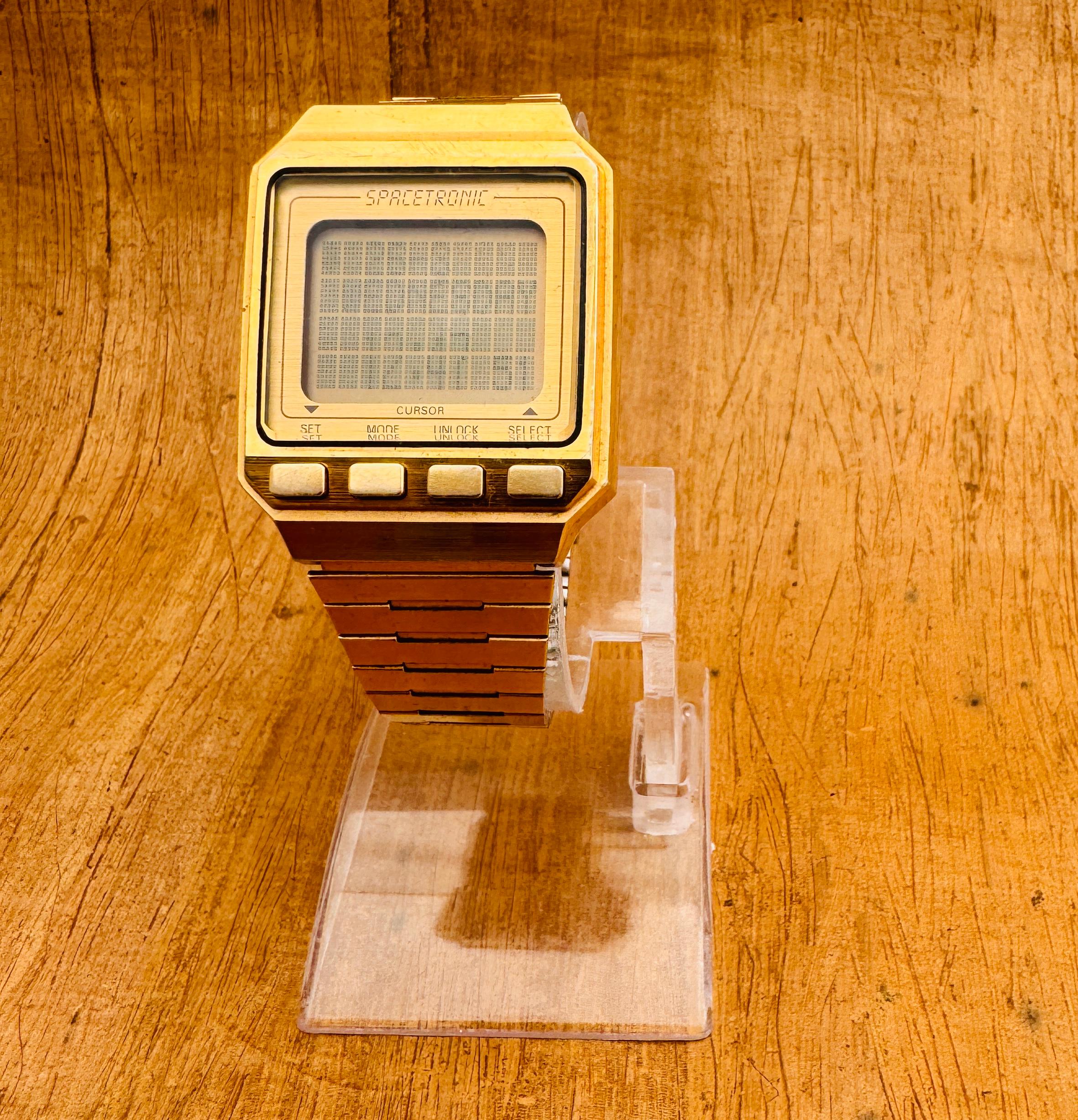   Brand: SEIKO

Model: SPACETRONIC



Reference Number : W0300010

Country Of Manufacture: Japan

Movement: Quartz

Case Material: Gold Plated

Measurements : Case width: 35 mm. (without crown) x 43 mm

Band Type : Gold Plated Stainless steel

Band