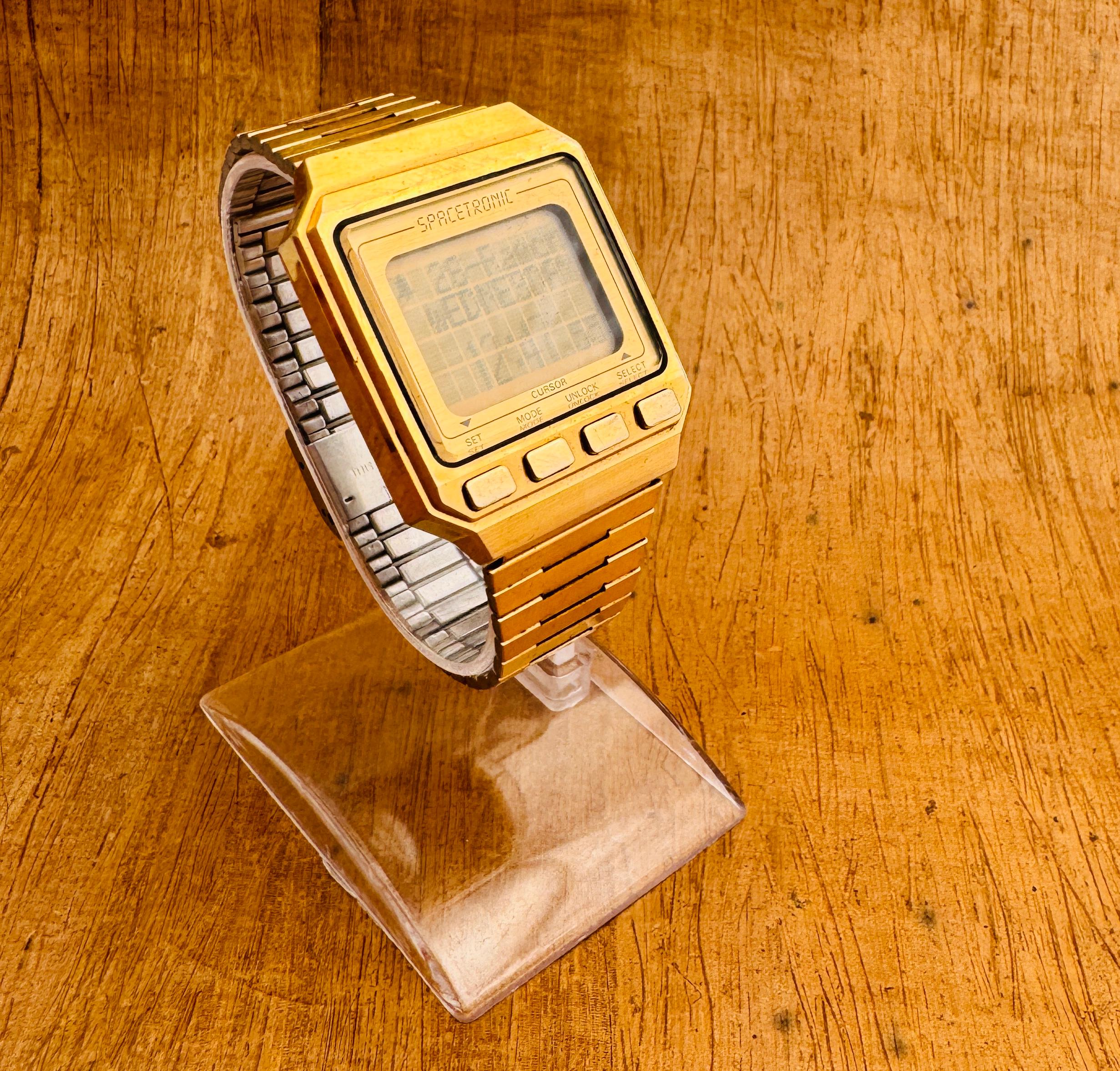 EXCELLENT RARE SEIKO Spacetronic Gold Plated W0300010 DIGITAL ISLAMIC WATCH In Good Condition In Toronto, CA