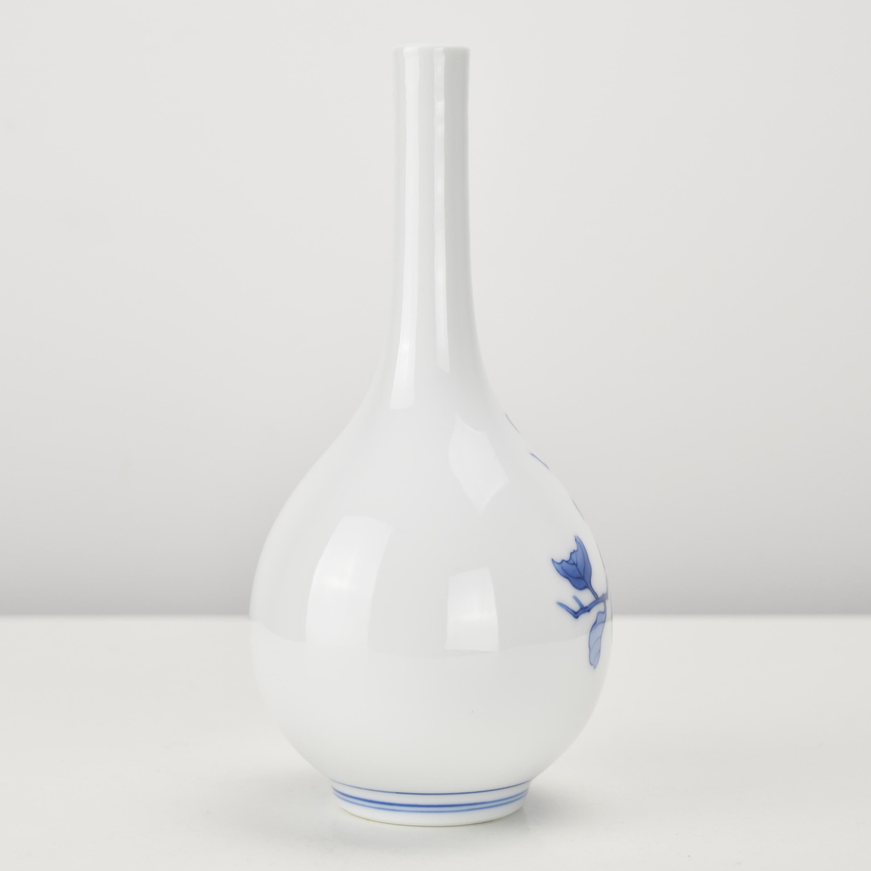Questo elegante vaso di porcellana Arita ware è uno splendido esempio di artigianato giapponese realizzato da Sakaida Kakiemon XIII (1906-1982). Il vaso a forma di bottiglia è caratterizzato da un collo sottile e da una base arrotondata, per una