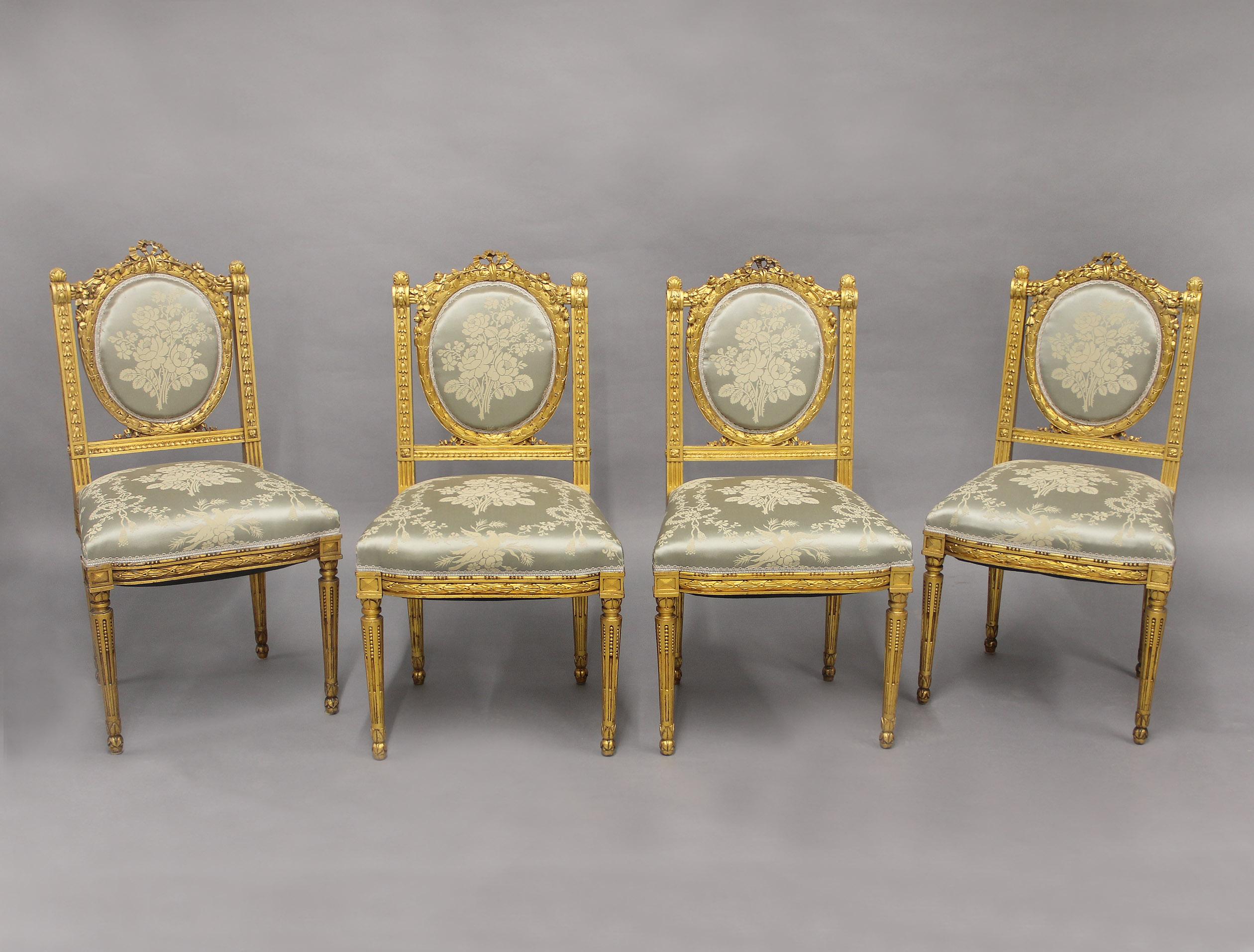 Excellent ensemble de quatre chaises de salon en bois doré de style Louis XVI du début du XXe siècle

Les dossiers carrés sont centrés sur un motif de forme ovale, les cadres sont terminés par des fleurs et des feuilles de laurier sculptées et