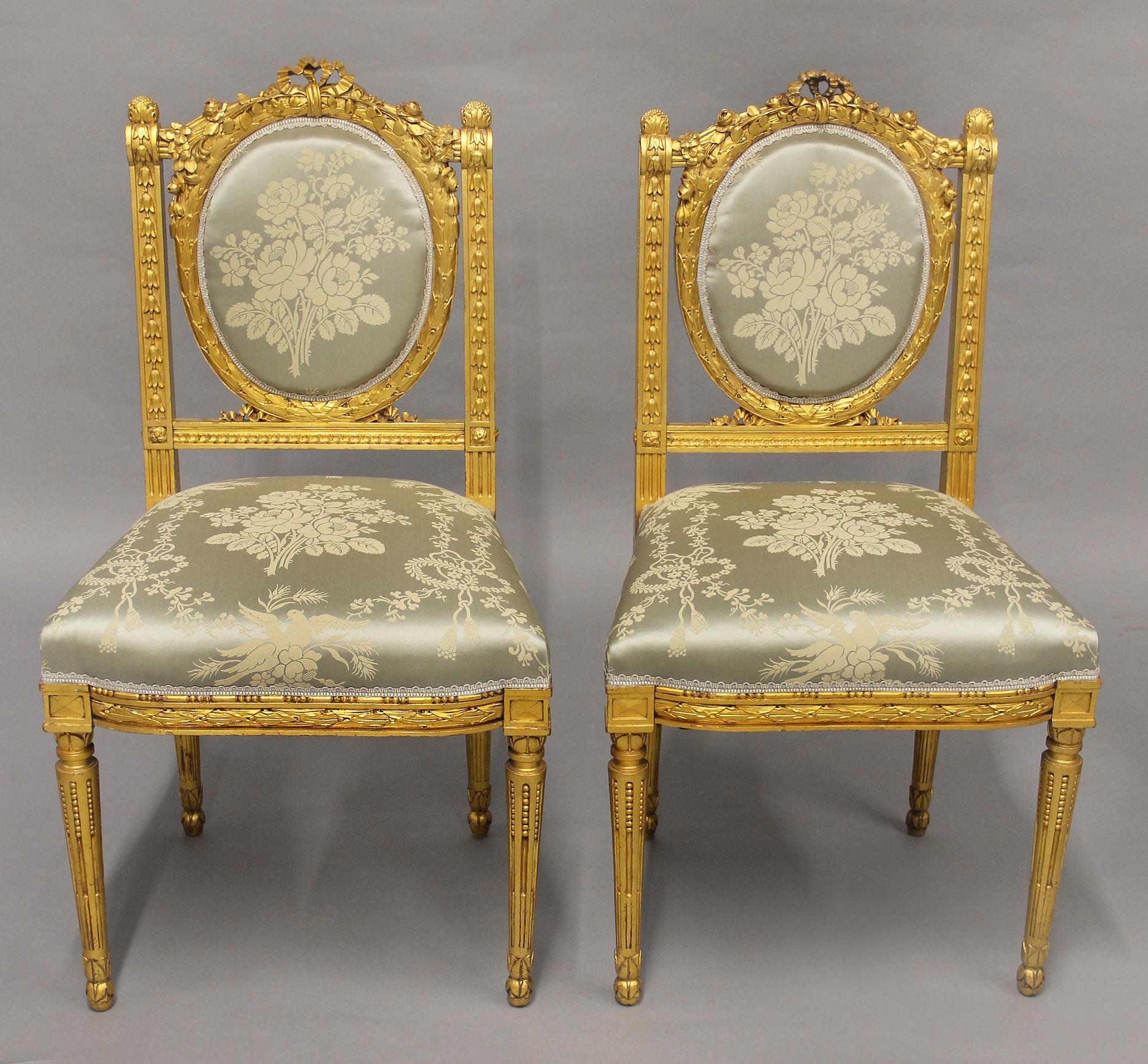 Belle Époque Excellent ensemble de quatre chaises de salon en bois doré de style Louis XVI du début du 20e siècle en vente
