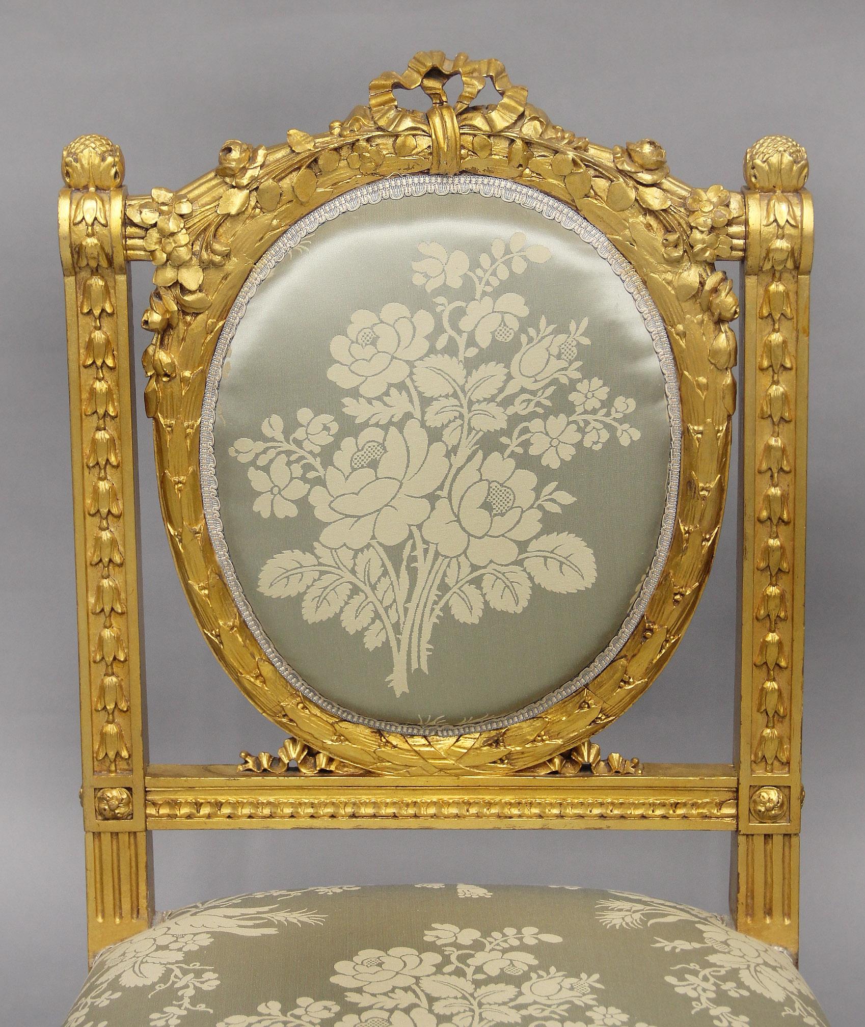 Français Excellent ensemble de quatre chaises de salon en bois doré de style Louis XVI du début du 20e siècle en vente