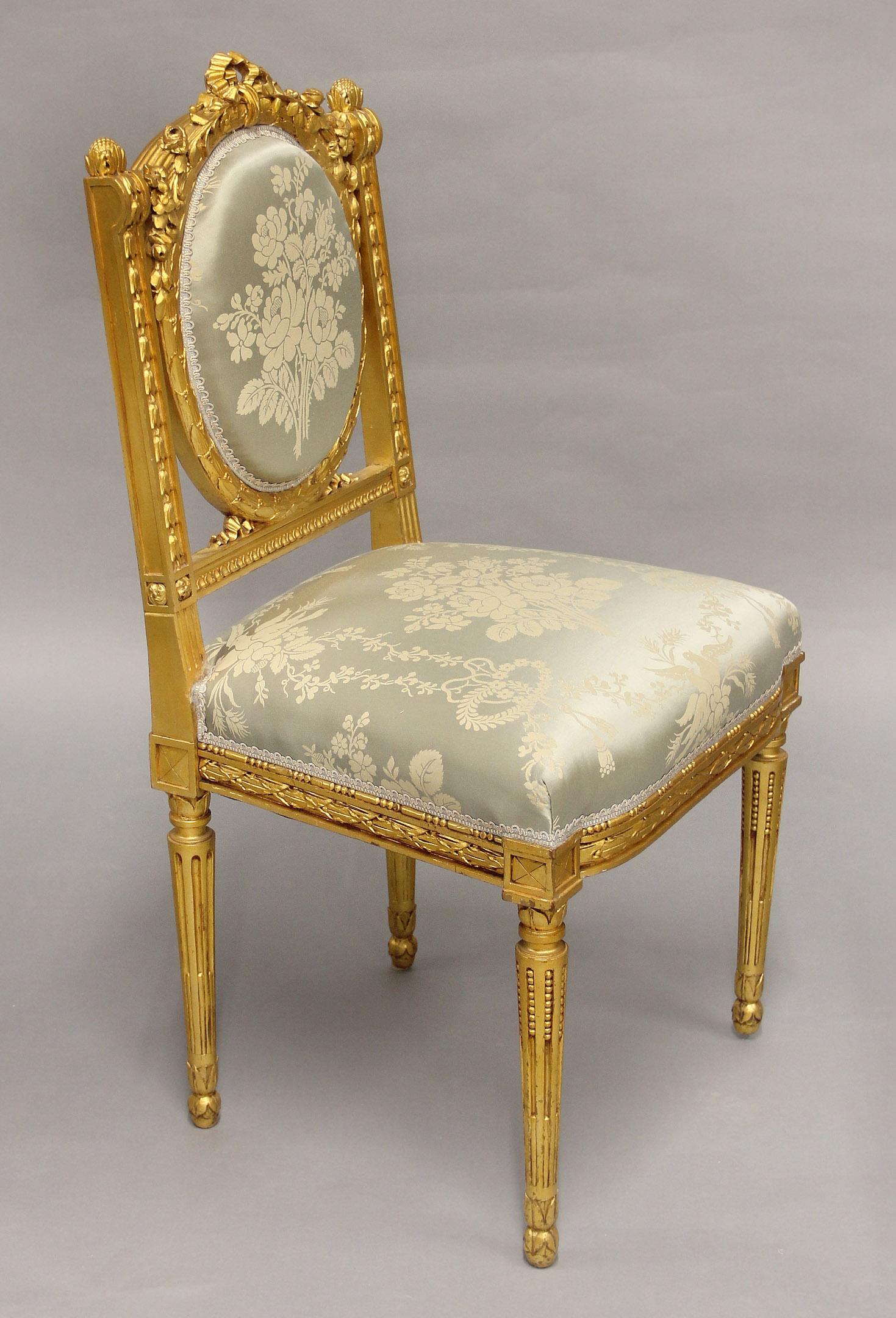 Doré Excellent ensemble de quatre chaises de salon en bois doré de style Louis XVI du début du 20e siècle en vente
