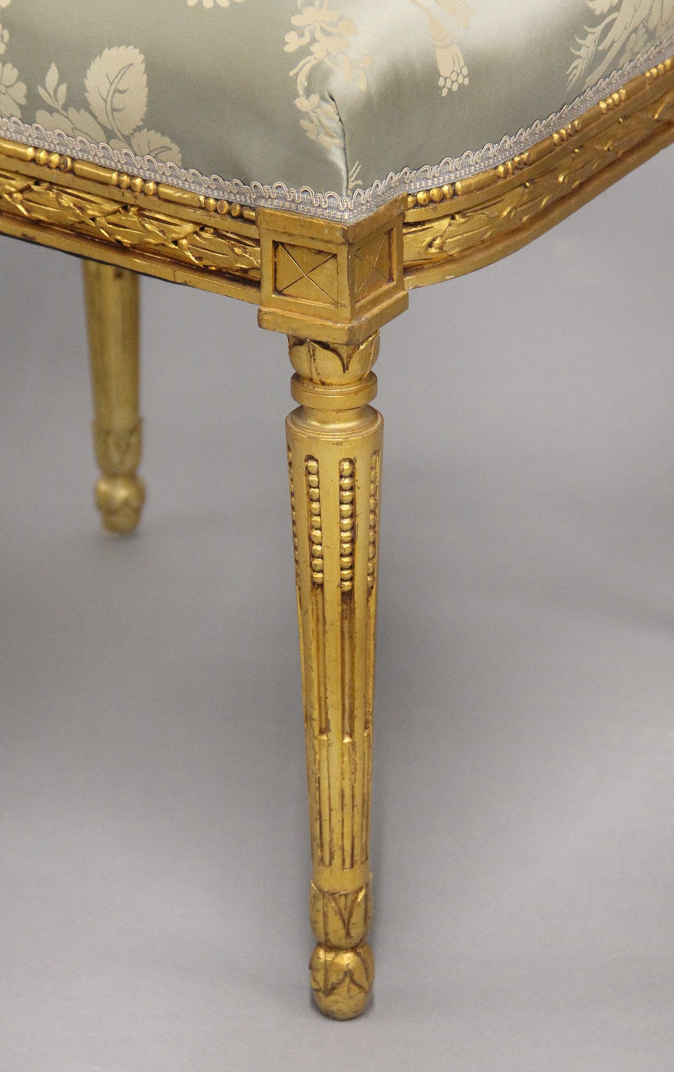 Excellent ensemble de quatre chaises de salon en bois doré de style Louis XVI du début du 20e siècle Bon état - En vente à Long Island City, NY