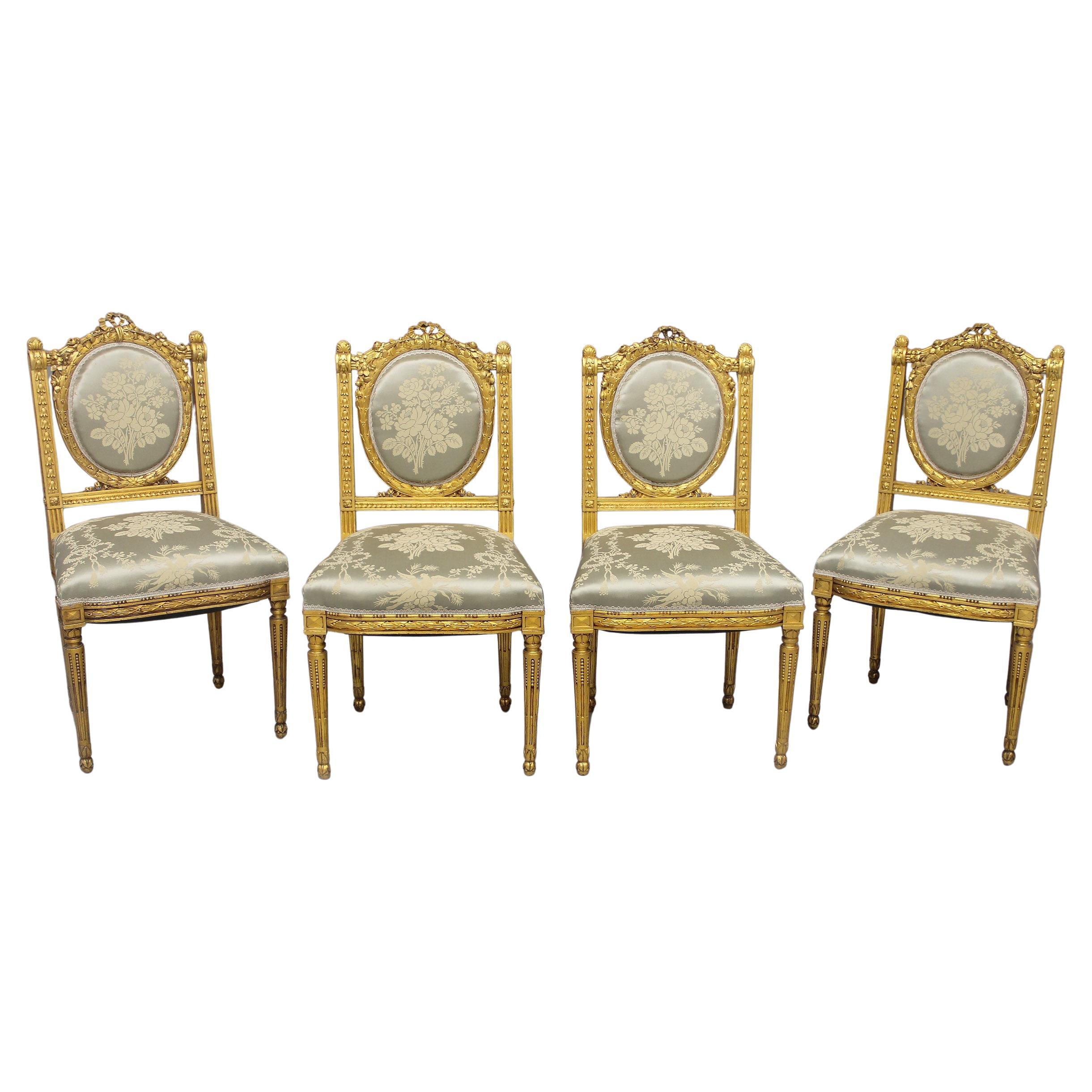 Excellent ensemble de quatre chaises de salon en bois doré de style Louis XVI du début du 20e siècle