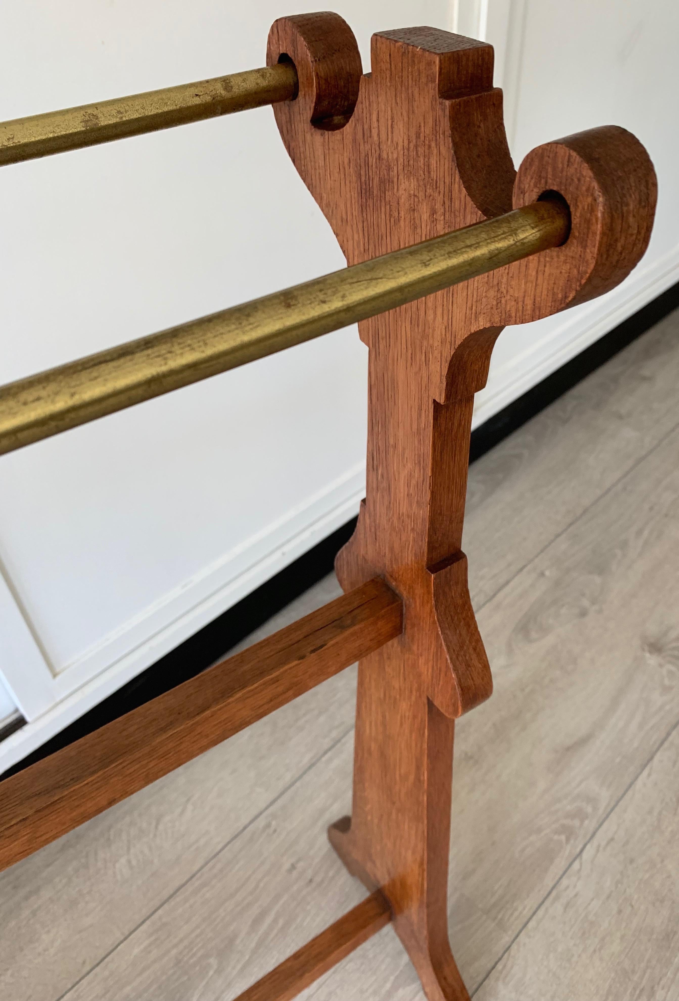 Arts and Crafts Solid Oak and Brass Towel Rack, circa 1900 For Sale 3