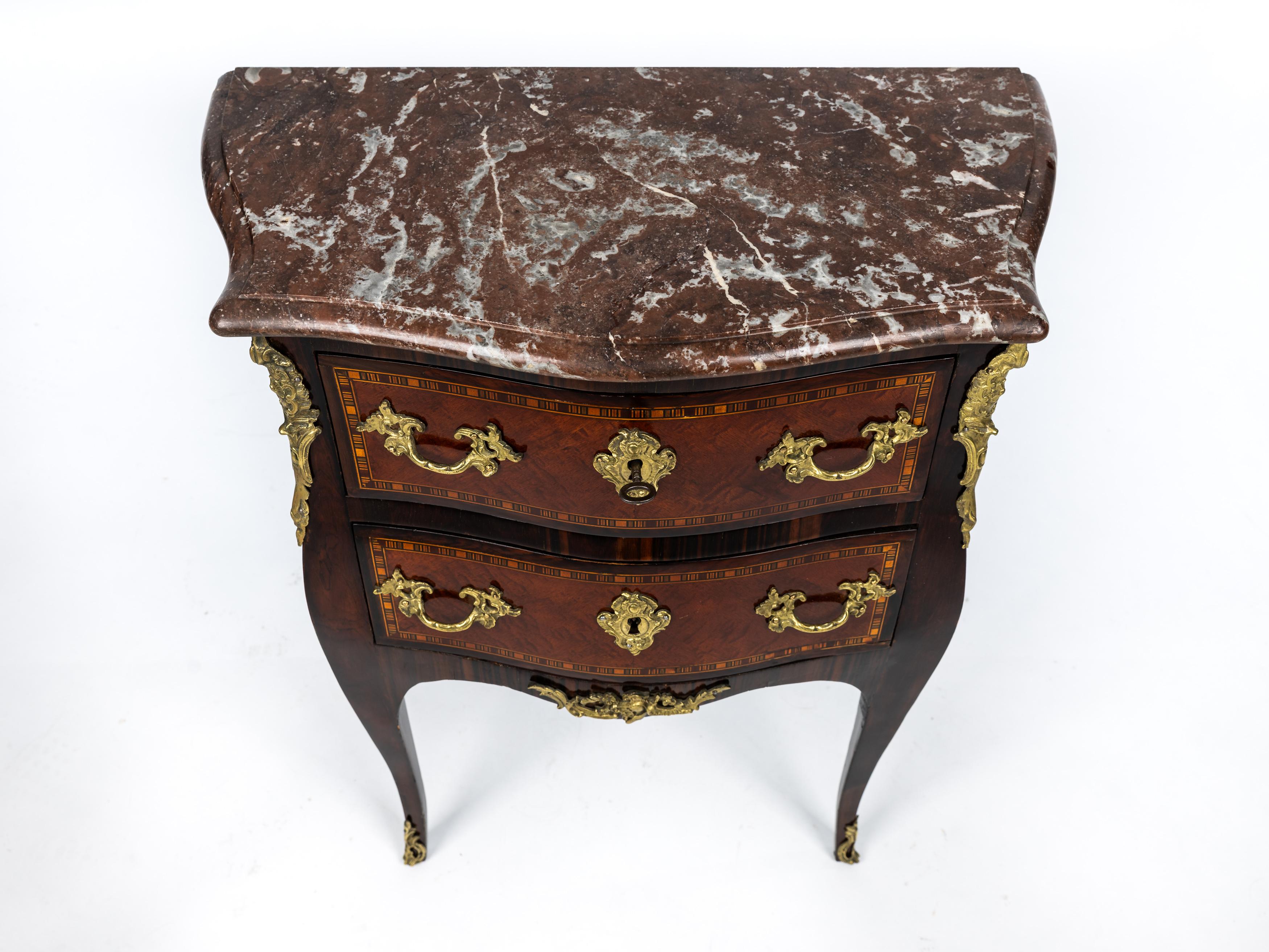 Questa eccellente cassettiera è stata prodotta in Francia, negli anni Trenta del XIX secolo, sotto Louis Philippe I. 

Si tratta di un pezzo di eccezionale artigianato, le tracce dei vecchi utensili sono visibili, ad esempio, sulla superficie del