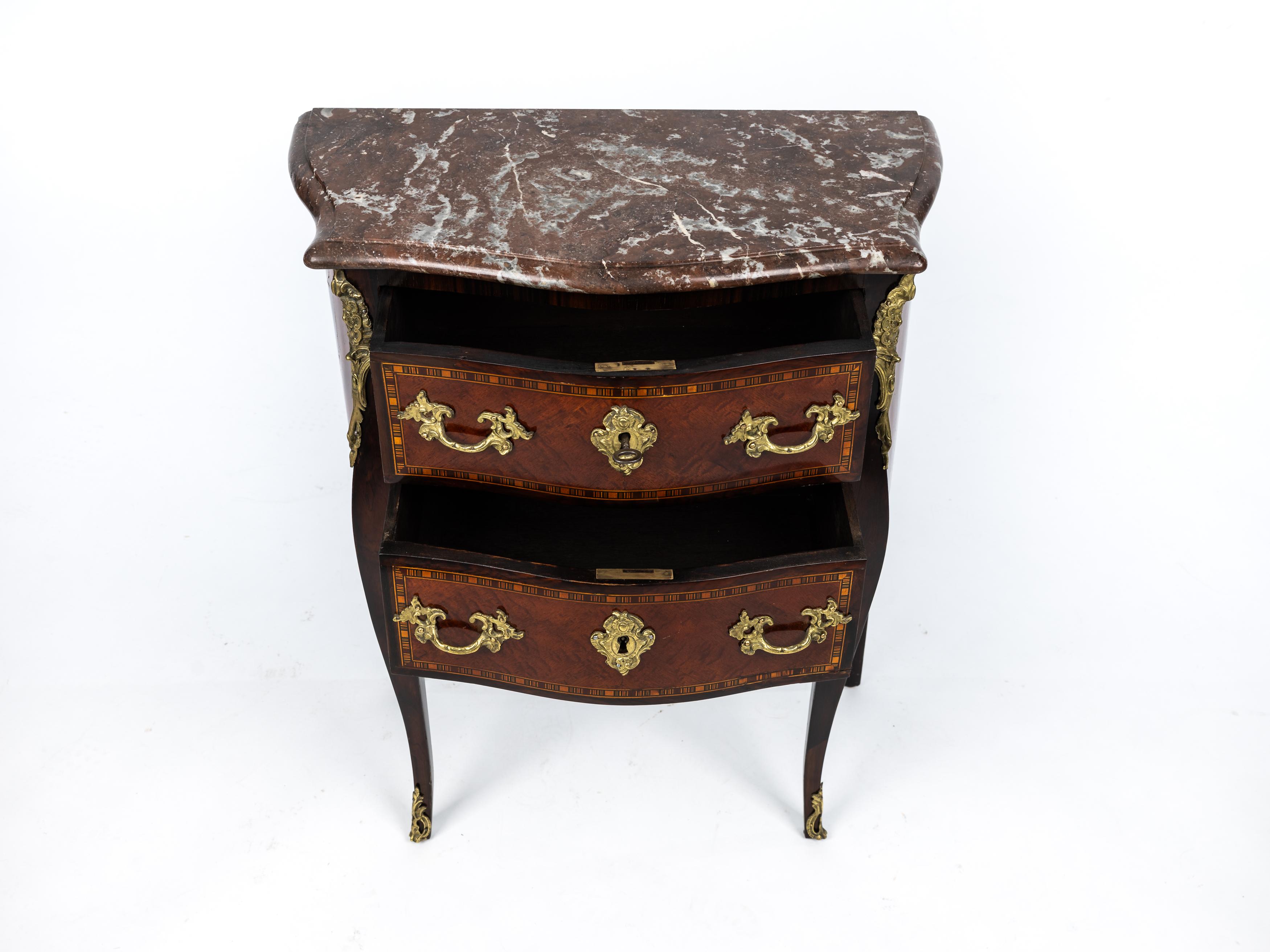 Francese Eccellente cassettiera di piccole dimensioni, Louis Philippe, alto artigianato 1830 Francia in vendita