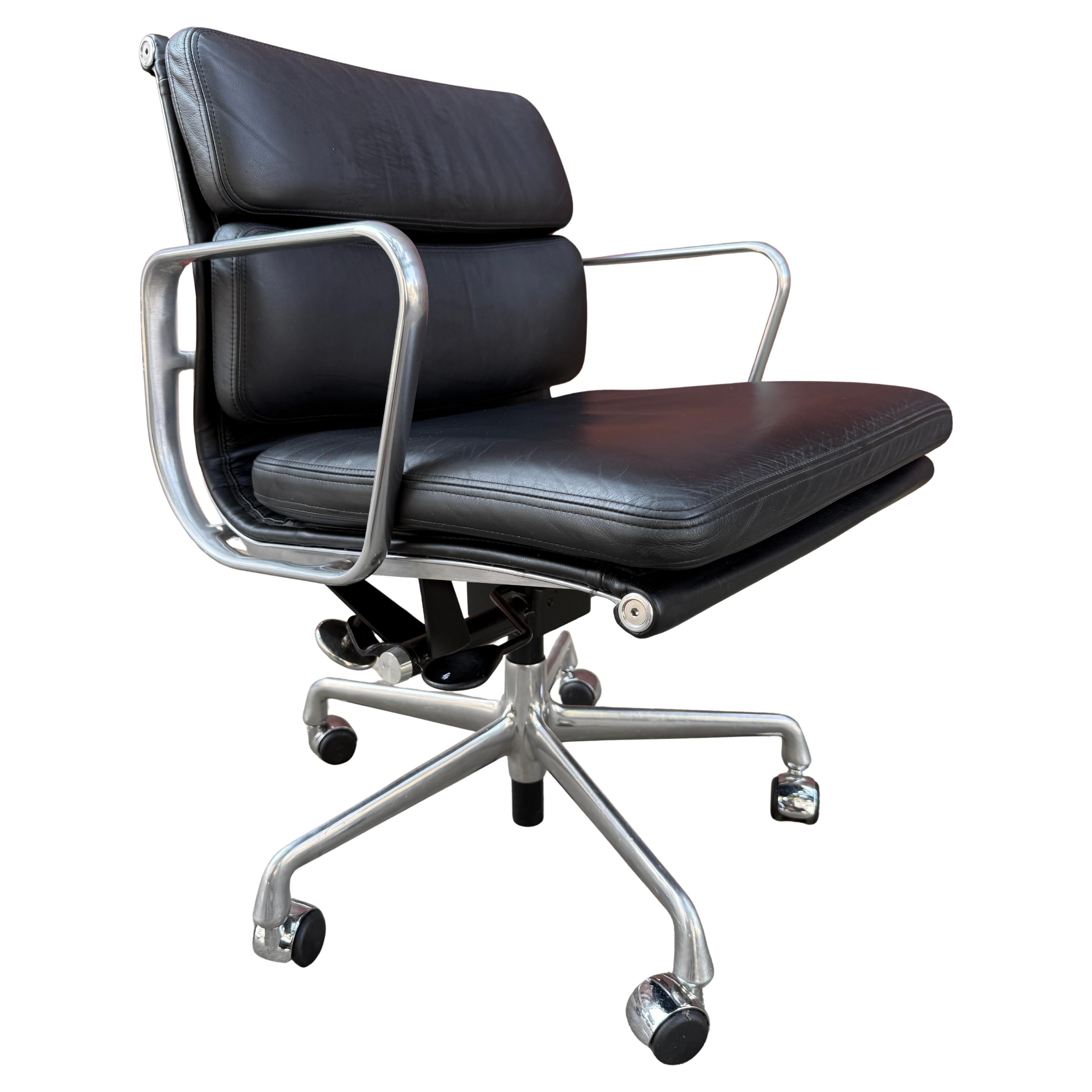 Mid-Century Modern Excellent Soft Pad Chair by Eames for Herman Miller For Sale