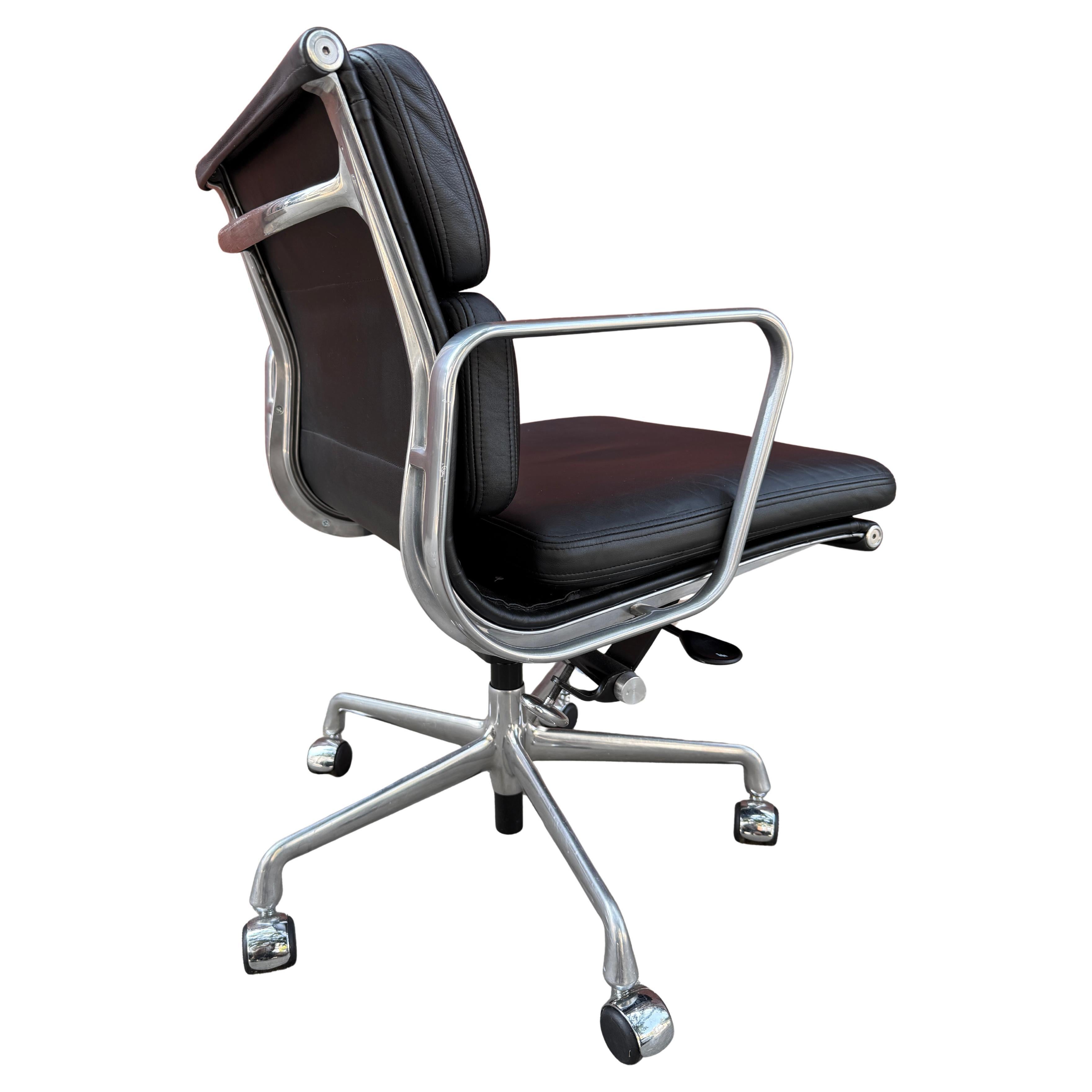 Excellent Soft Pad Chair by Eames for Herman Miller In Good Condition For Sale In BROOKLYN, NY