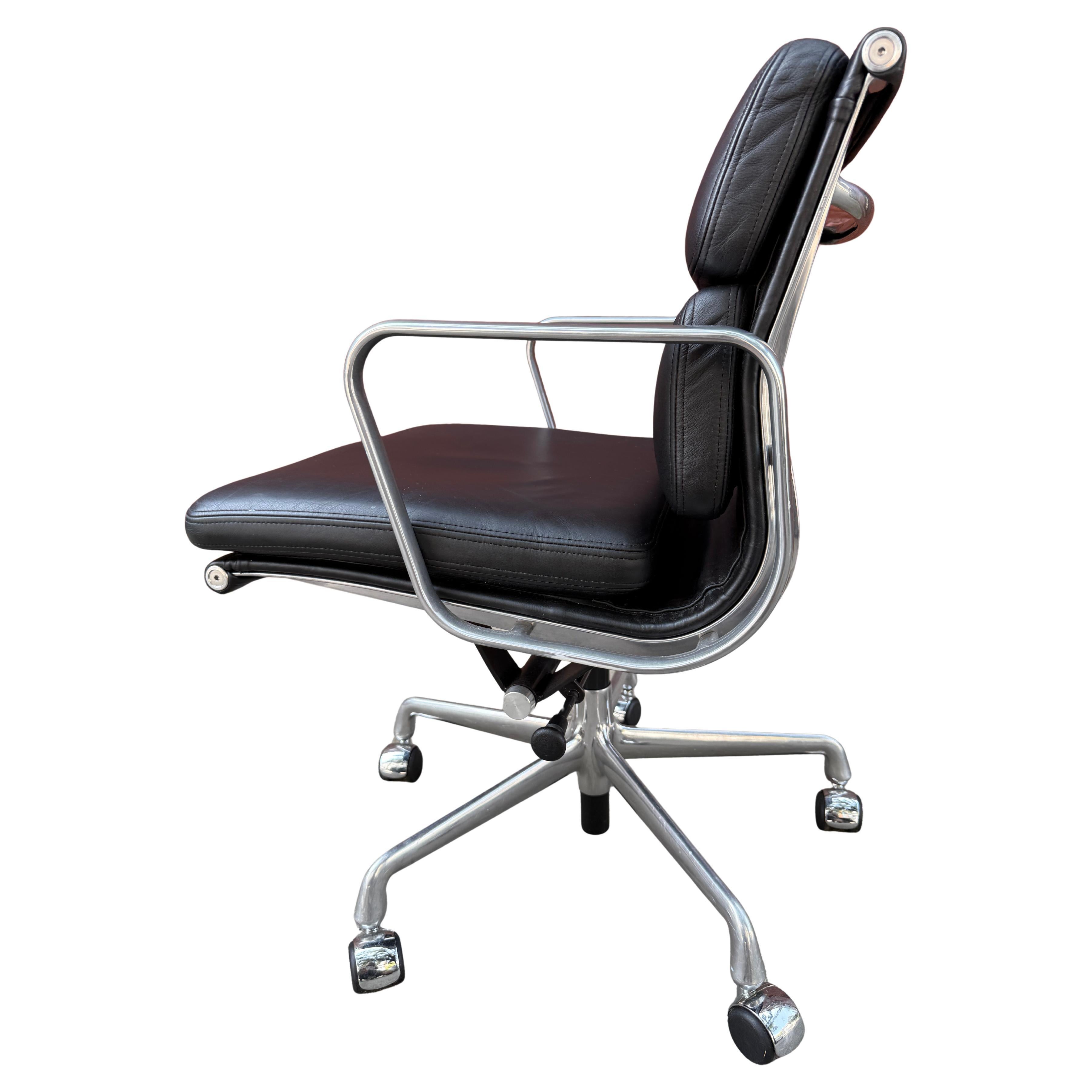 Aluminum Excellent Soft Pad Chair by Eames for Herman Miller For Sale