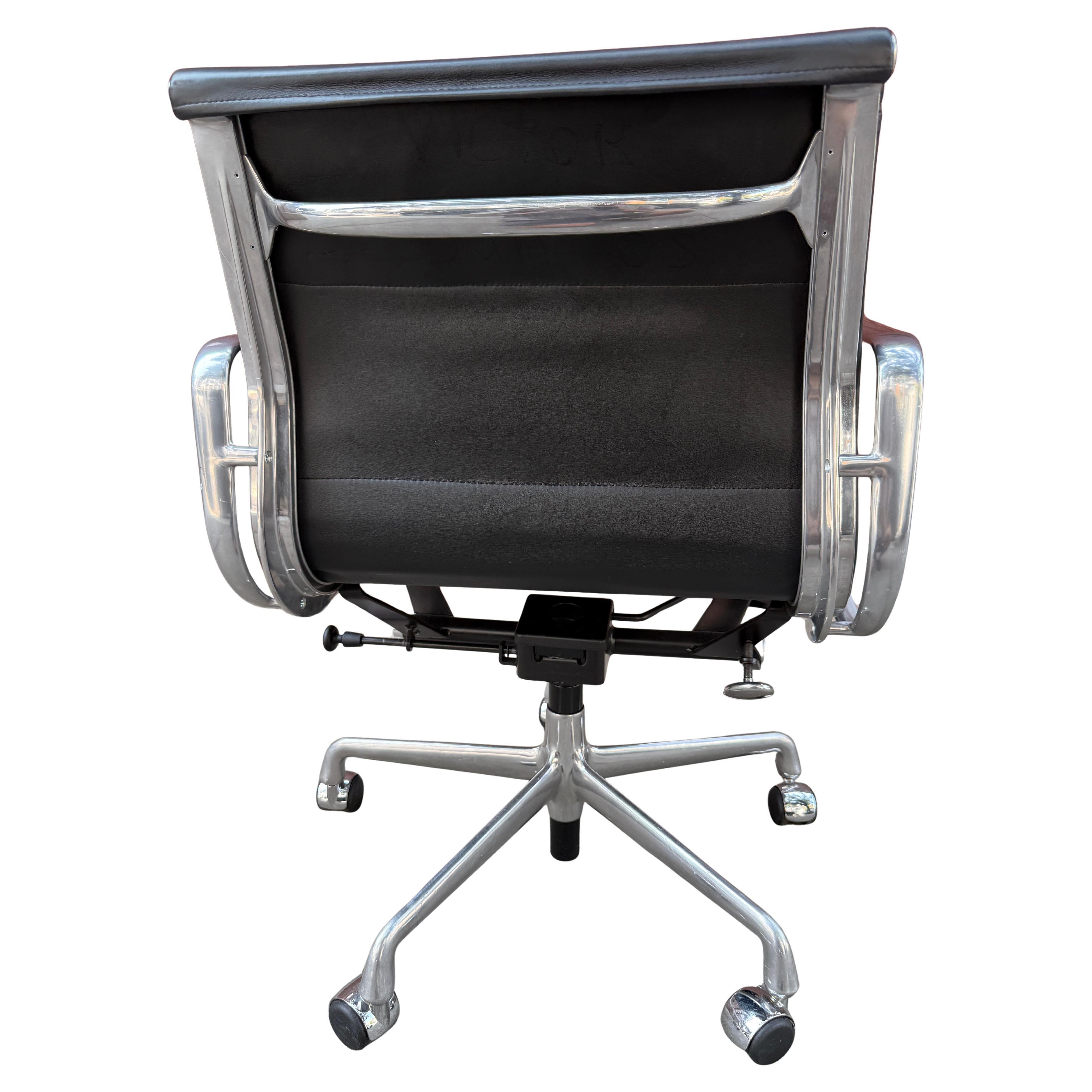 Excellent Soft Pad Chair by Eames for Herman Miller For Sale 1