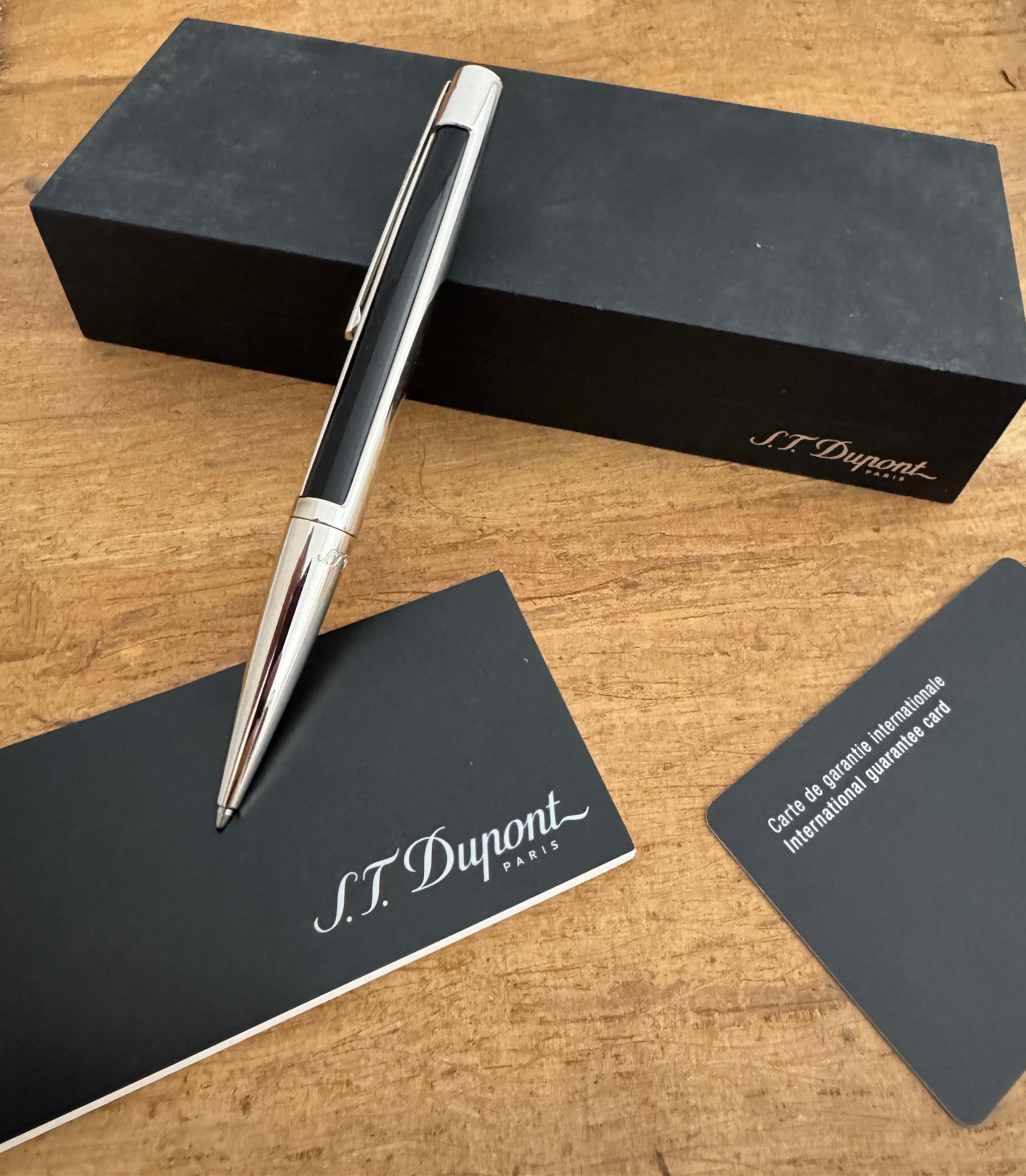 Un AT&T époustouflant Dupont Defi Stylo à bille . Comprend son étui de présentation d'origine, les instructions et la carte de garantie incluse.

Condit :  en excellent état  Veuillez vérifier les photos - Le numéro de série est intact  Livré avec