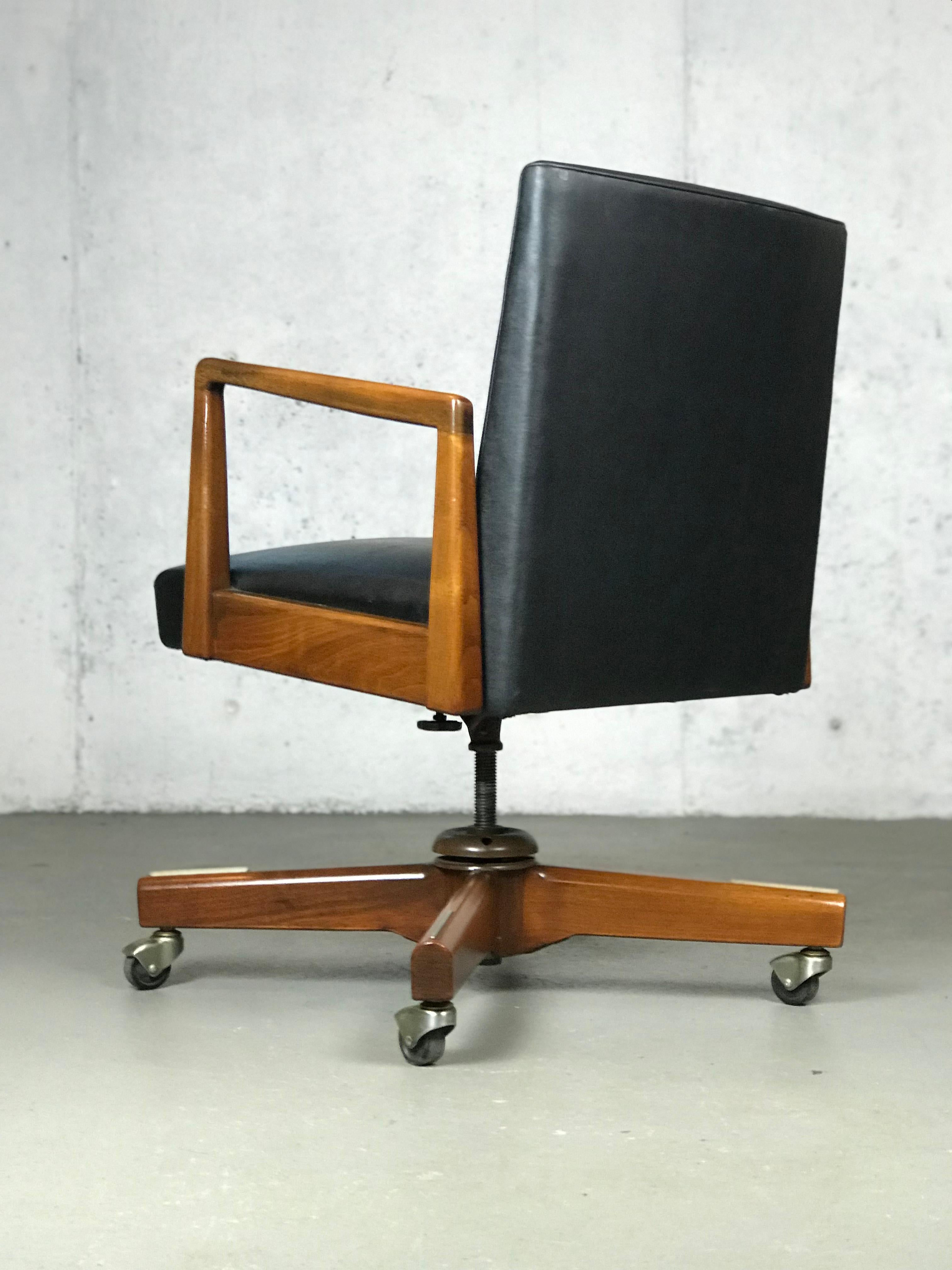 Excellent Swivel & Tilt Executive Desk Chair by Jens Risom 1