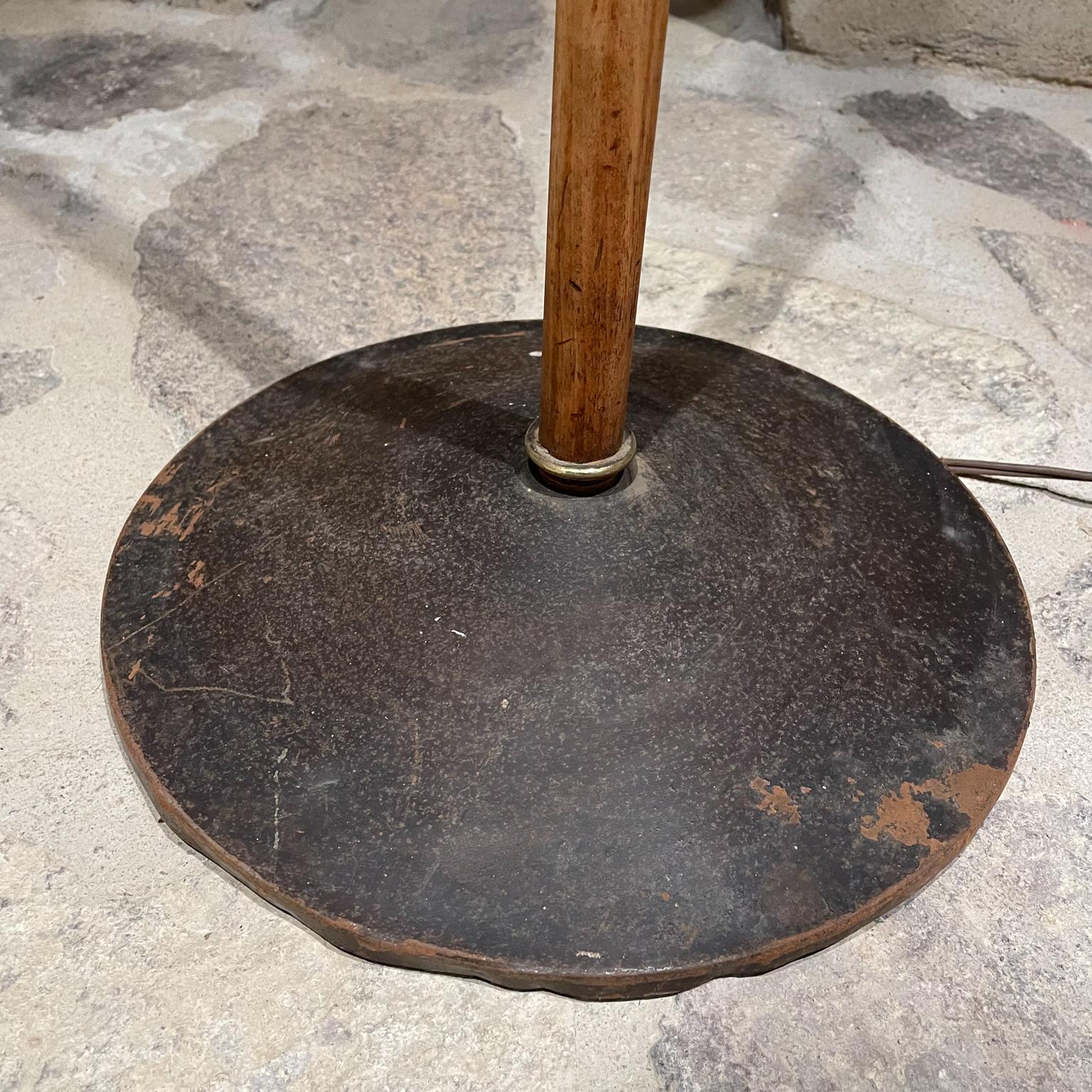 Excello Industrial Modern Metal Floor Lamp Wood Wrap 4 Exposed Bulbs Mexico 60s In Good Condition For Sale In Chula Vista, CA