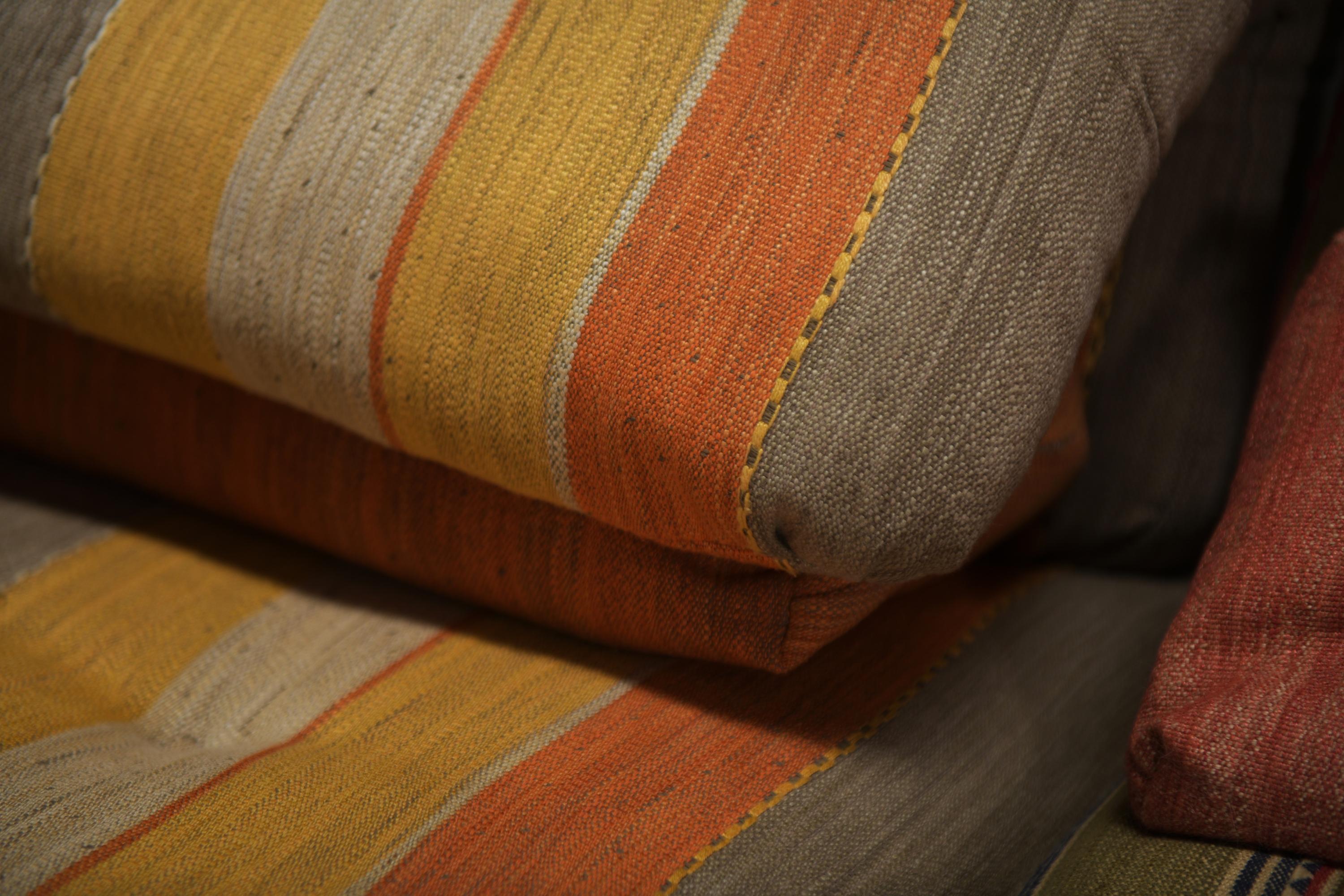 Tissu Exceptionnel canapé XL Voyage Immobile 'Carpe Diem' de Roche Bobois France