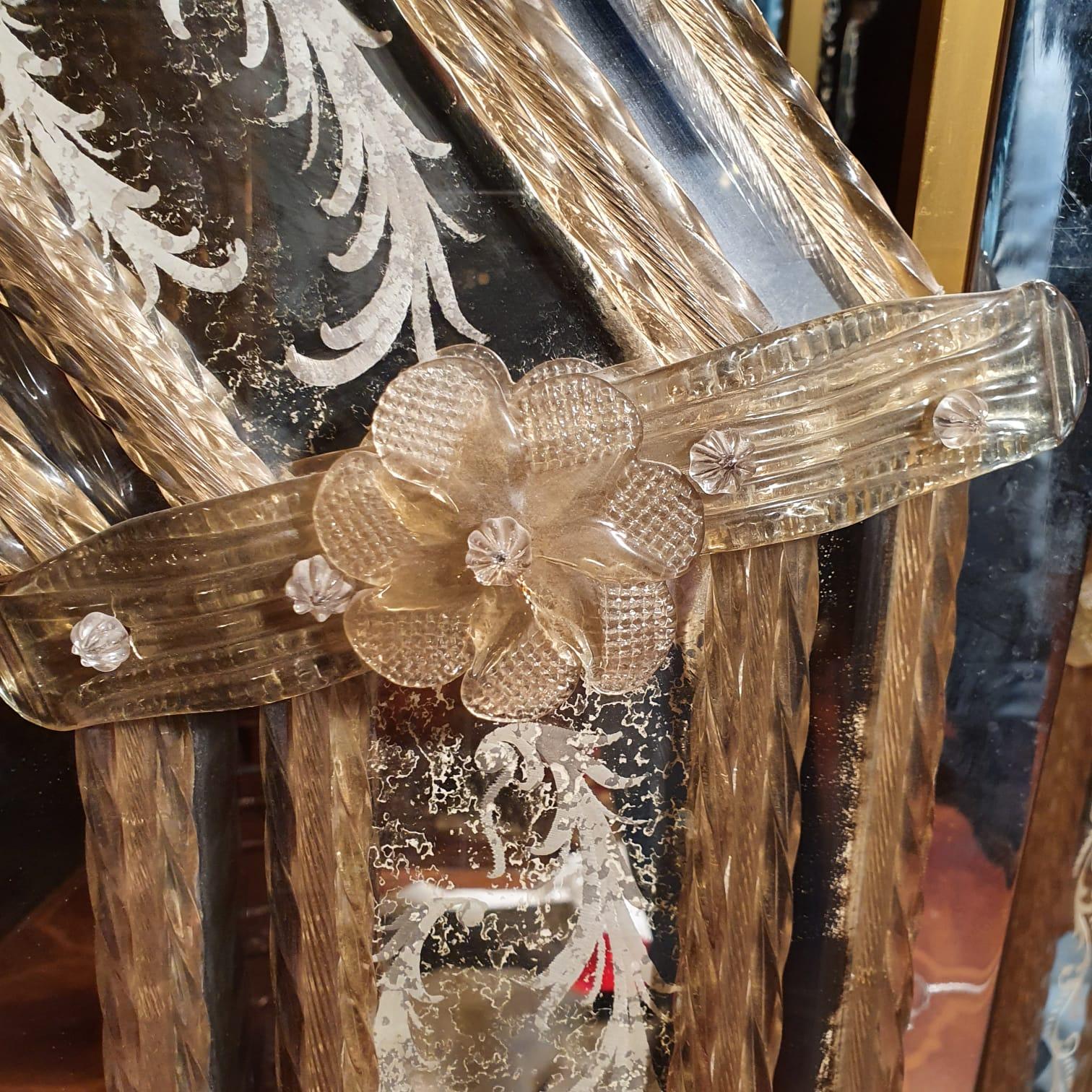 Exceptional Large Murano Glass Wall Mirror Clear and Gold Flakes Glass 1950s 2