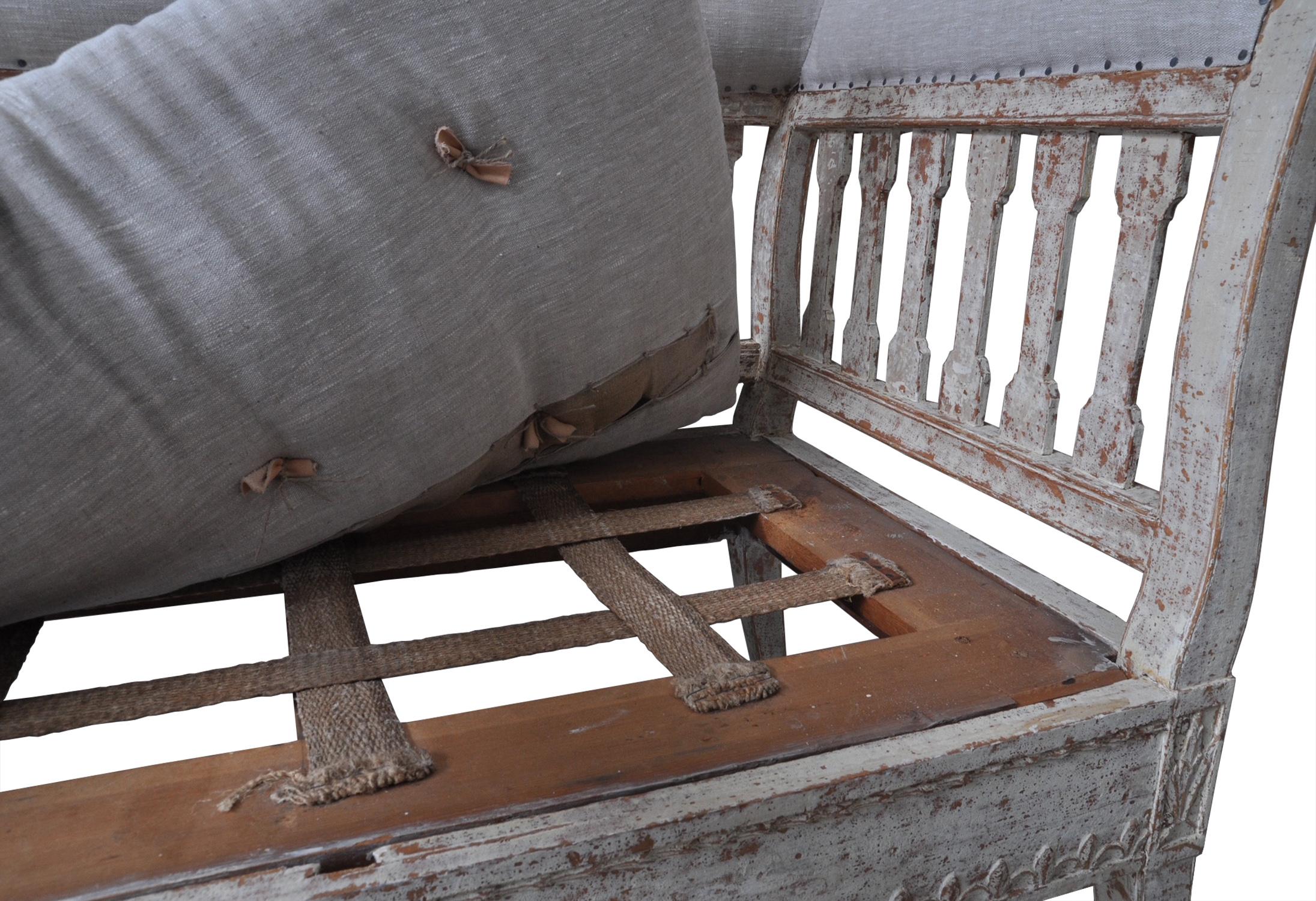 Exception Period Gustavian Long Sofa in Original Paint In Good Condition In Tetbury, Gloucestershire