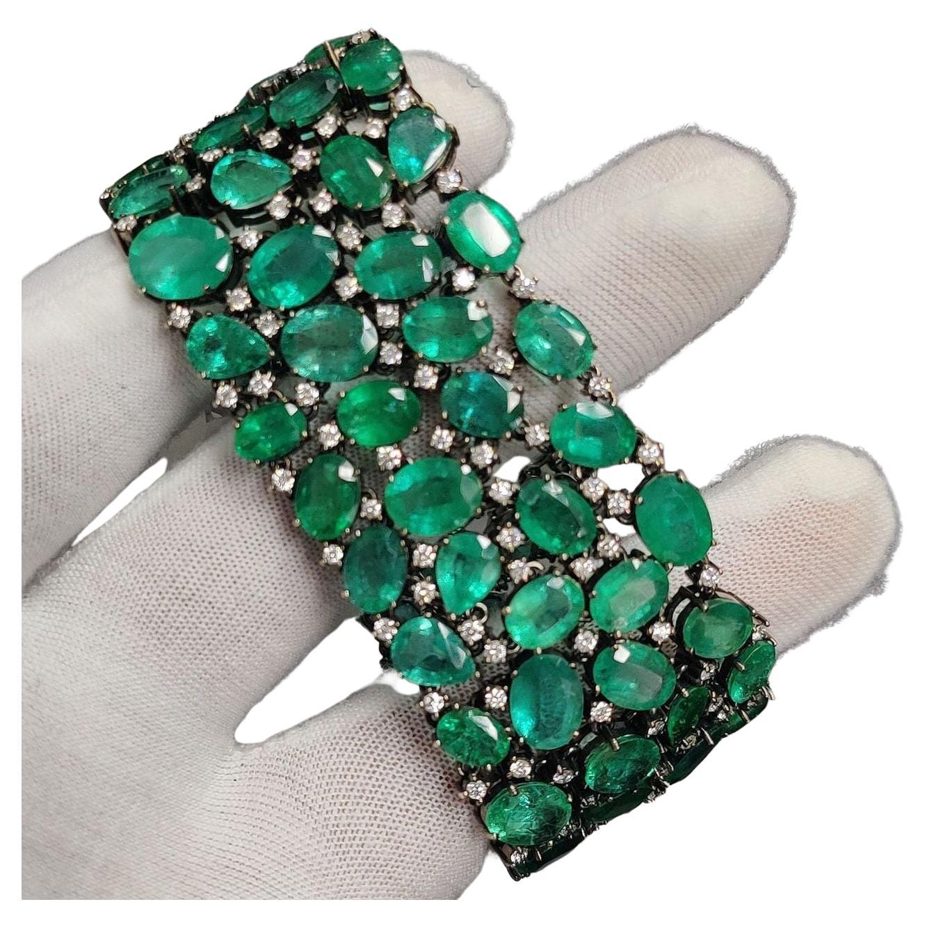 Modern EXCEPTIONAL 115 Carat Zambian Green Emerald 18k White Gold Bracelet  For Sale