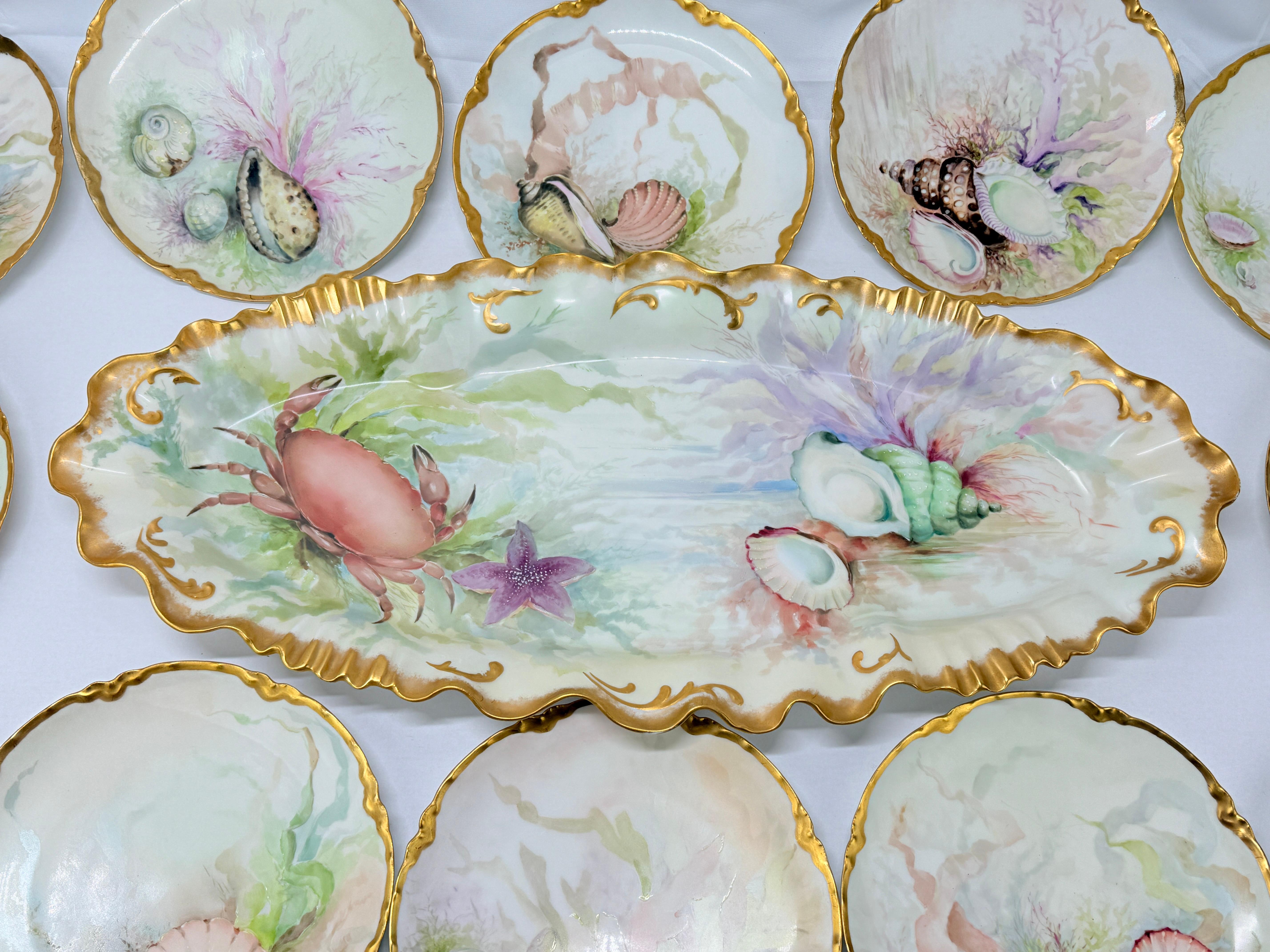 Este exquisito servicio de marisco, fabricado por la renombrada Haviland & Co. de Limoges (Francia), data de 1888 a 1896. Conocidas por su incomparable calidad de porcelana y sus artísticos diseños pintados a mano, las piezas Haviland fueron muy