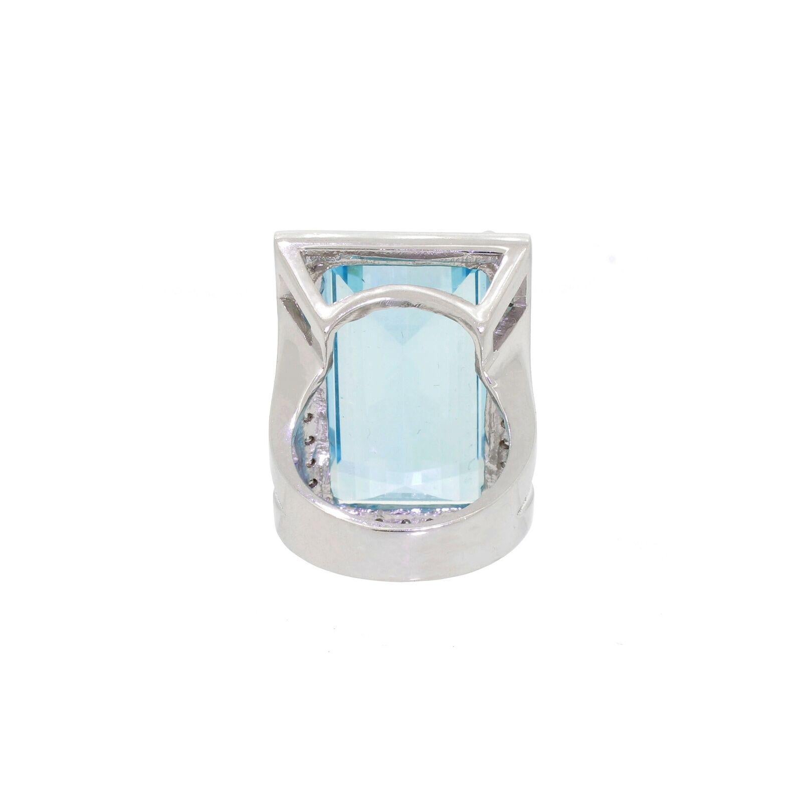 Round Cut Exceptional 14 Karat 31ct Aquamarine 1.25 Carat Diamond Halo Ring with Appraisal