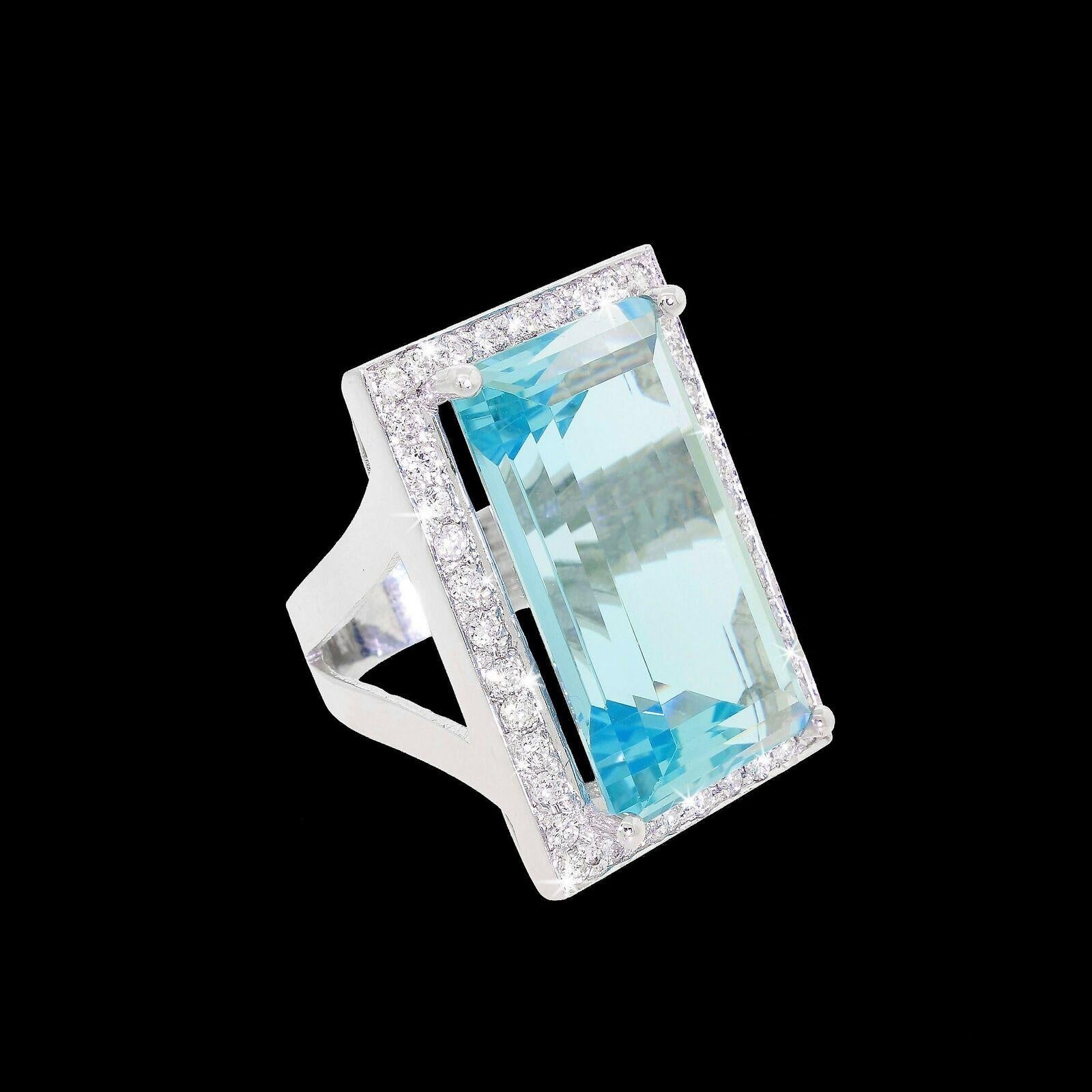 Exceptional 14 Karat 31ct Aquamarine 1.25 Carat Diamond Halo Ring with Appraisal In Good Condition In Lauderdale by the Sea, FL