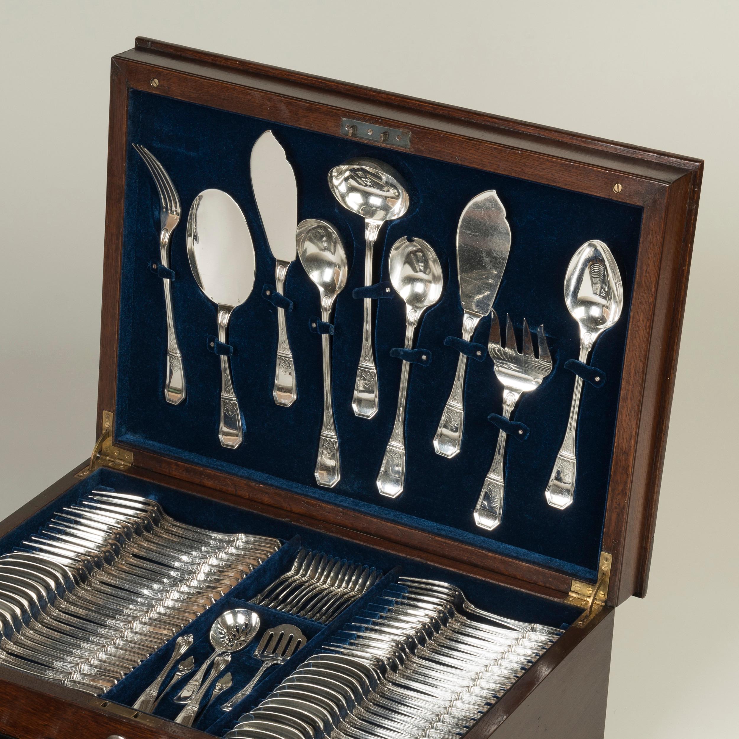 Excepcional Servicio de Plata Antique French de 173 Piezas para 12 Personas de Tétard Silver en venta