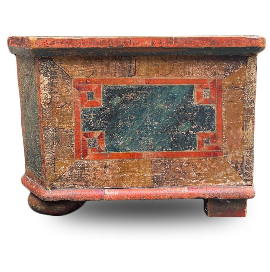 Exceptionnel coffre à couvertures peint en rouge et bleu de 1750, Europe centrale en vente 1