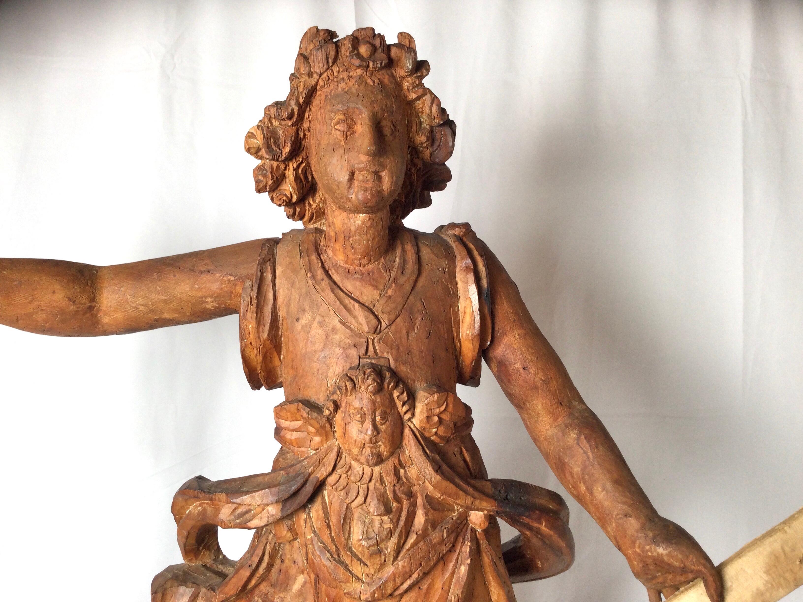 Außergewöhnliche geschnitzte Holzstatue des Heiligen Micheal aus dem 17. Jahrhundert, die wahrscheinlich aus einer Kirche oder einem Pfarrhaus stammt. Natürlich patiniert und originales Finish von einem Meisterschnitzer.
Abmessungen: 38