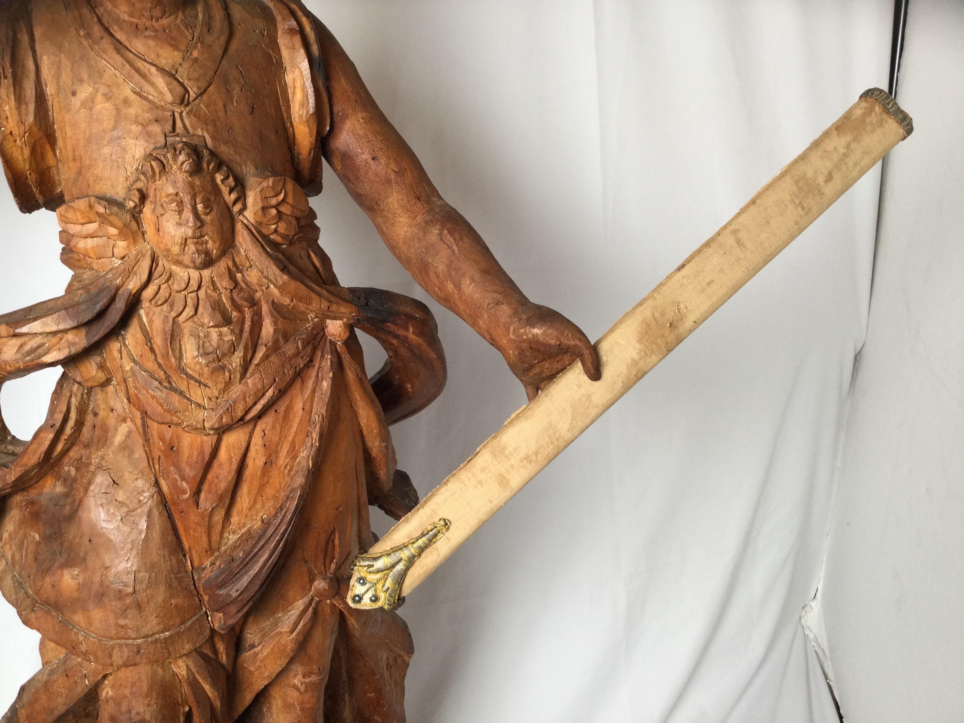 Außergewöhnliche geschnitzte Holzstatue des Heiligen Micheal aus dem 17. Jahrhundert im Zustand „Gut“ im Angebot in Lambertville, NJ