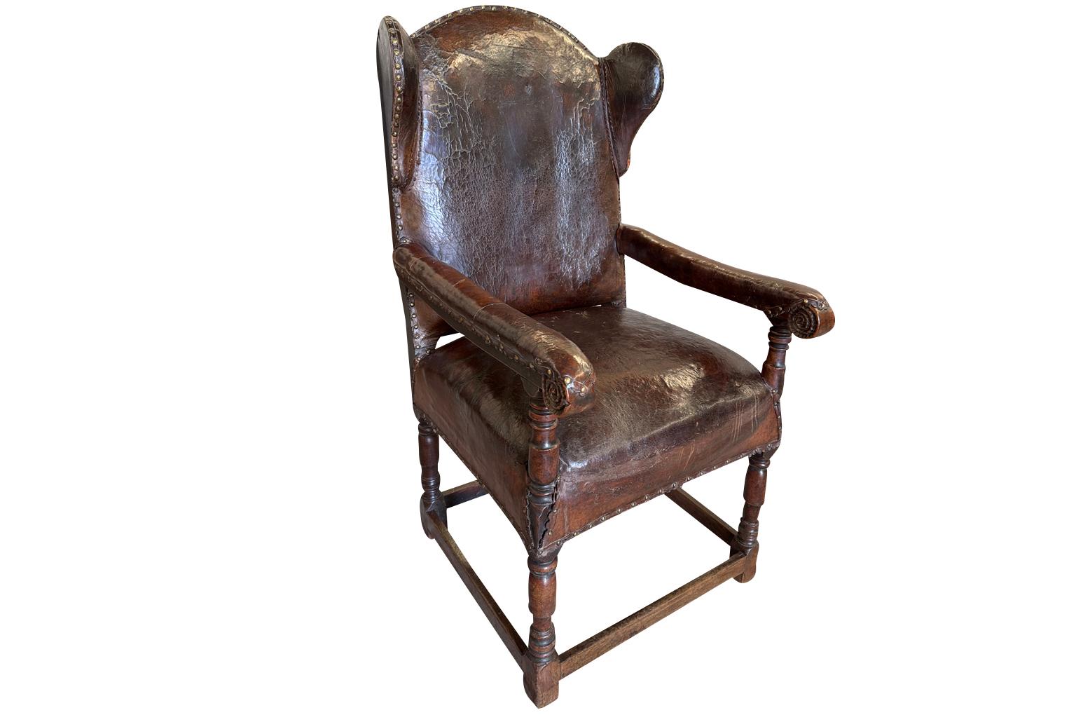 Un eccezionale Fauteuil - poltrona del XVII secolo splendidamente costruito in pelle e noce proveniente da Avignone, in Francia.  Patina eccellente.  L'altezza della seduta è di 24 1/4