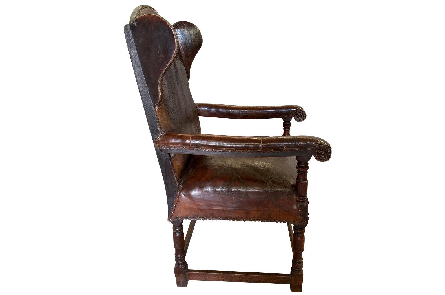 Pelle Eccezionale poltrona francese in pelle del XVII secolo in vendita