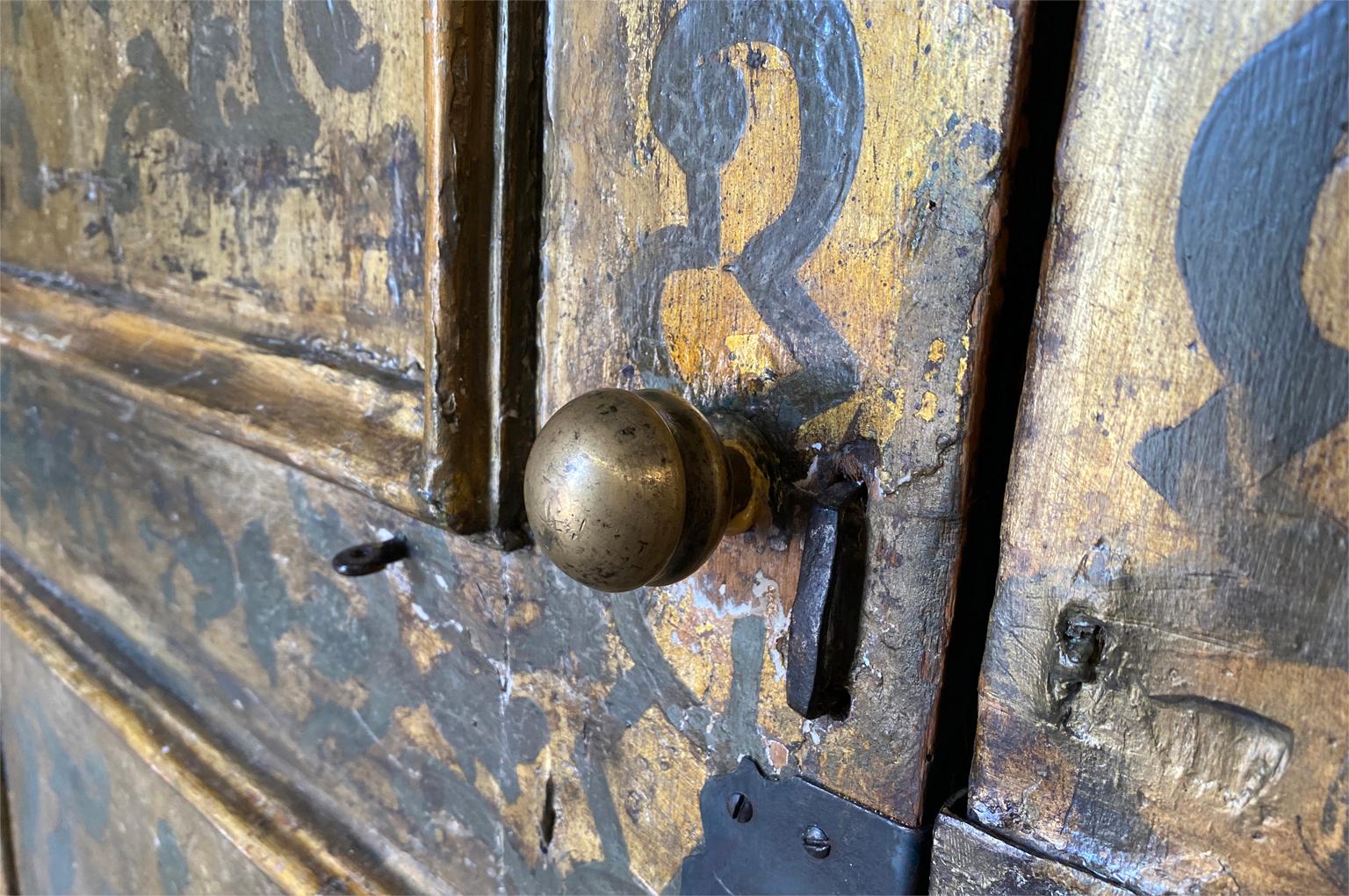 Exceptionnelle paire de portes italiennes du 17e siècle en vente 8