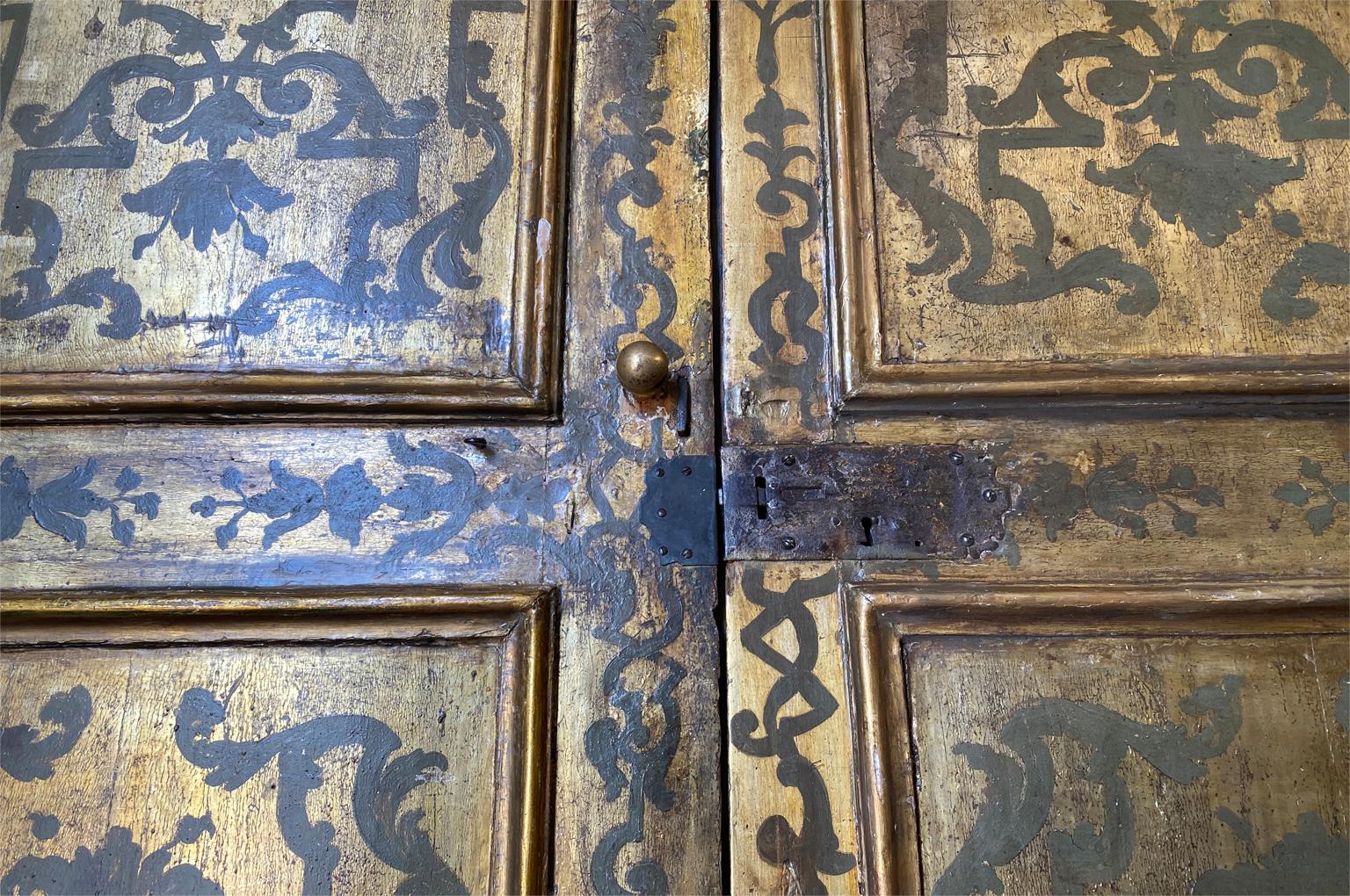 Exceptionnelle paire de portes italiennes du 17e siècle en vente 9