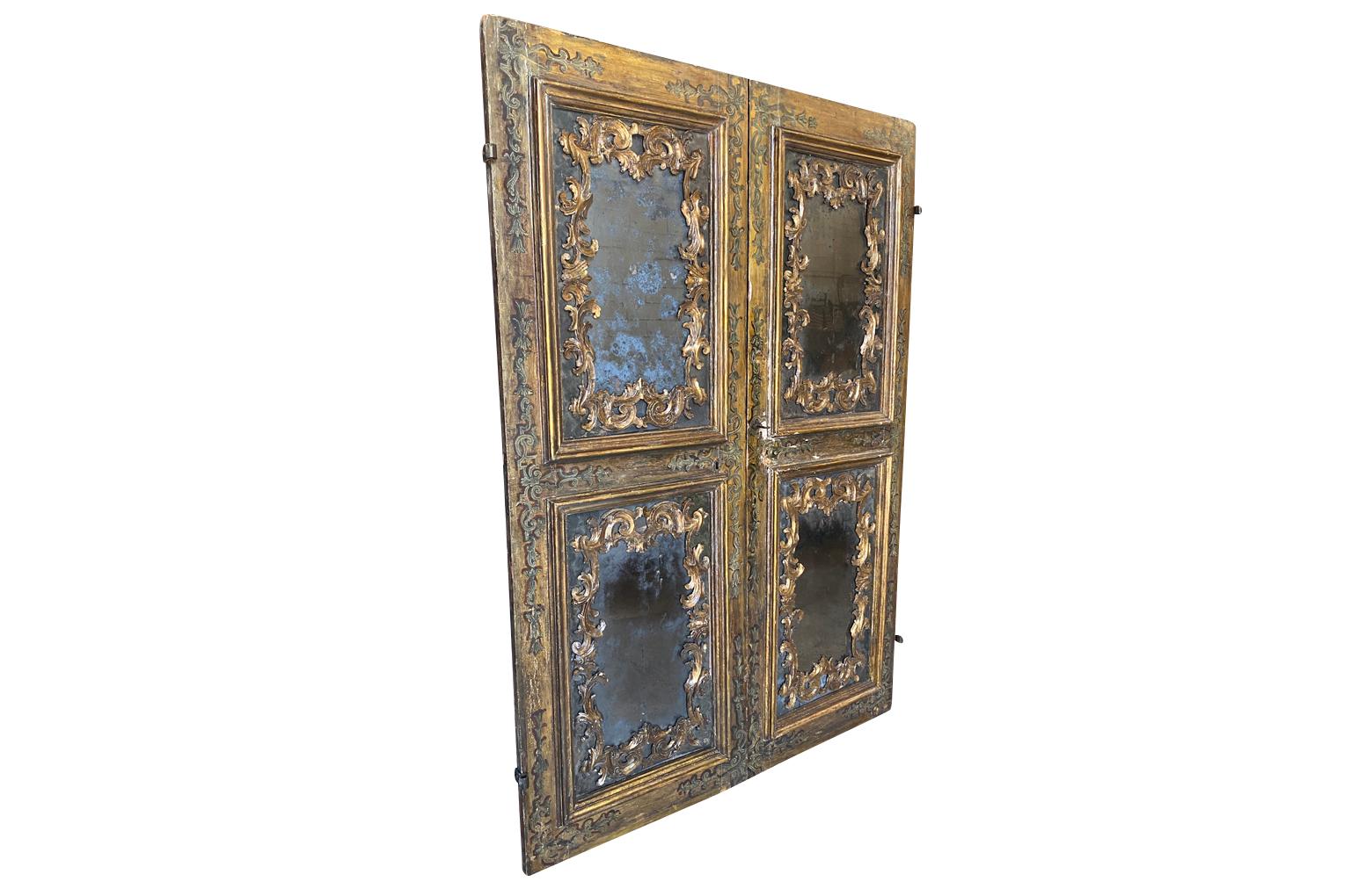 Doré Exceptionnelle paire de portes italiennes du 17e siècle en vente