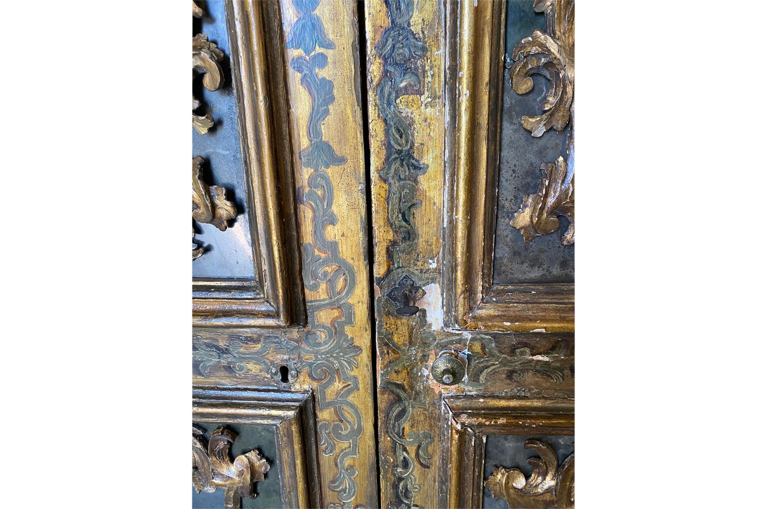 Bois Exceptionnelle paire de portes italiennes du 17e siècle en vente