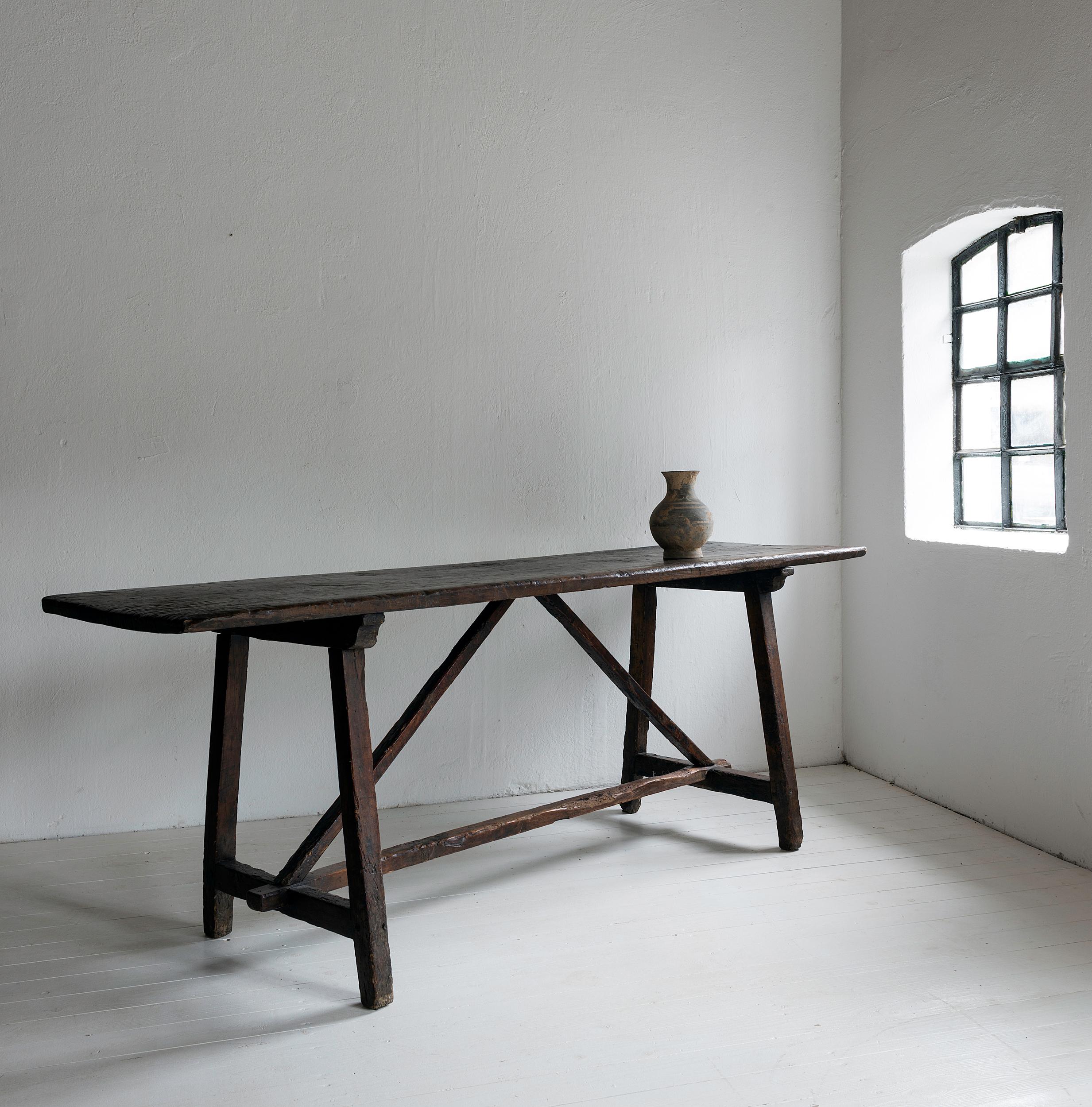 Exceptional 17th Century Minimalistic Table in Solid Walnut In Good Condition In Jesteburg, DE