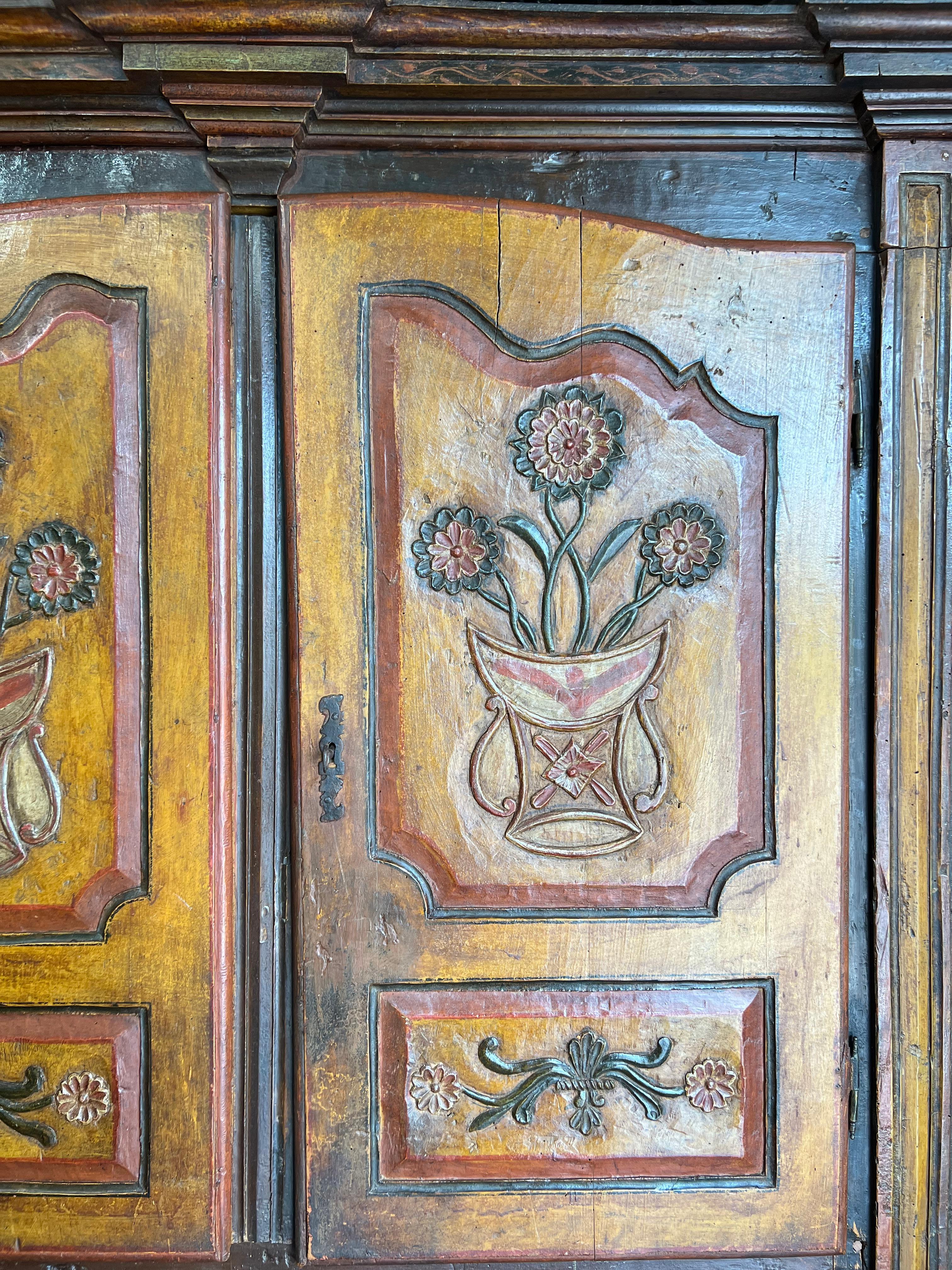 Außergewöhnlicher norditalienischer Schrank mit 4 Türen aus dem 17. Jahrhundert im Angebot 5