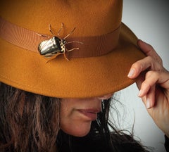 Esclusiva e iconica spilla a forma di scarabeo in oro giallo 18 carati e legno d'ebano